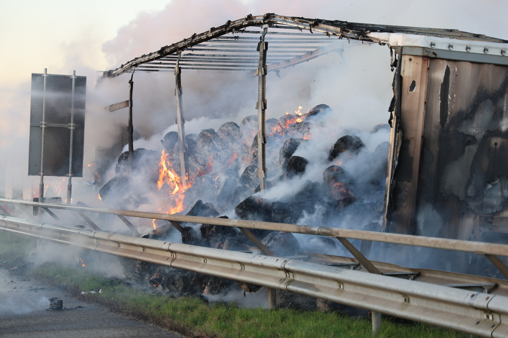 Snelweg dicht door vrachtwagenbrand geladen met papier