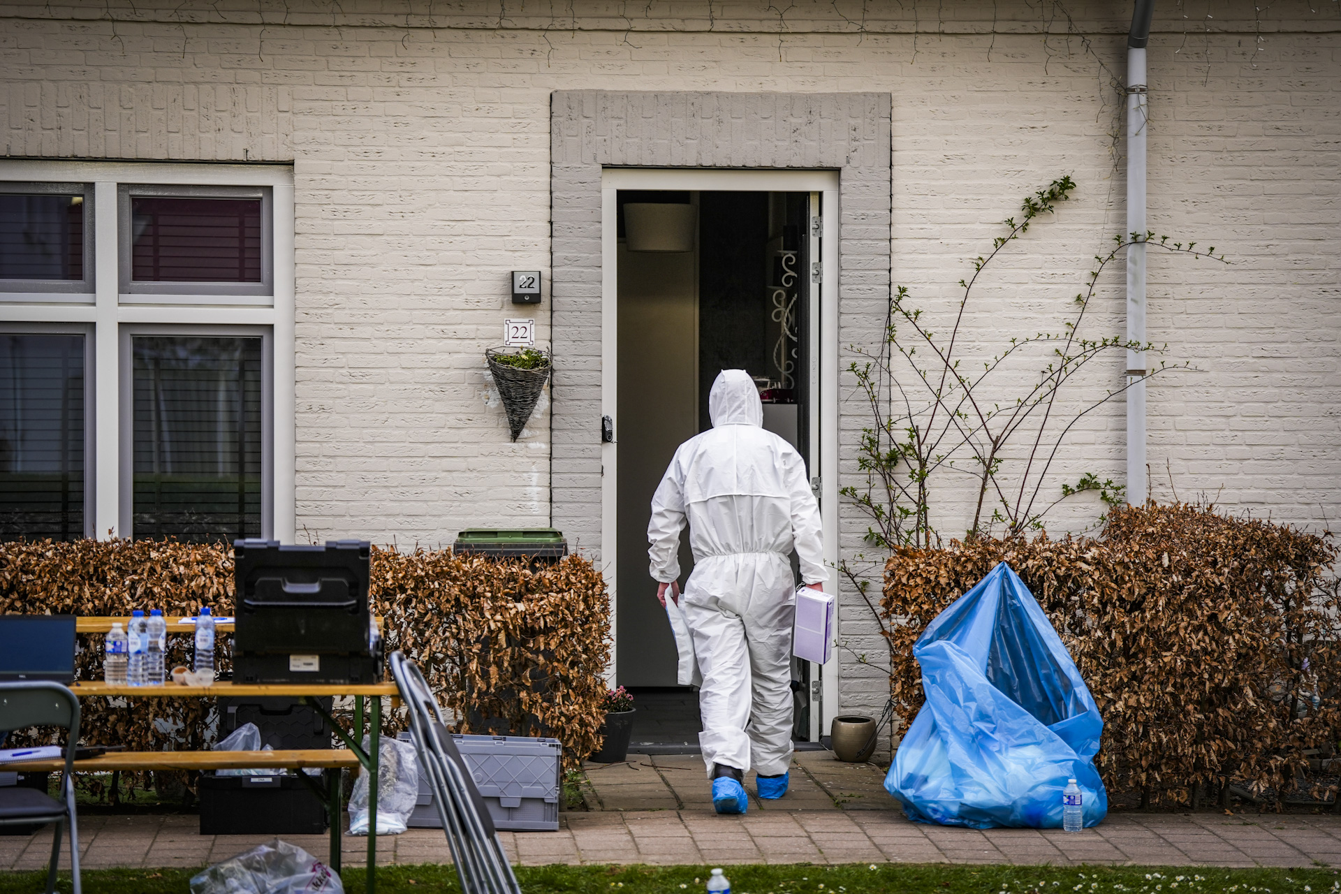 Vrouw ligt zwaargewond in huis, man aangehouden