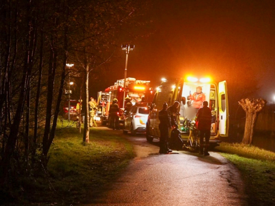 Fietser door omstanders uit sloot gered