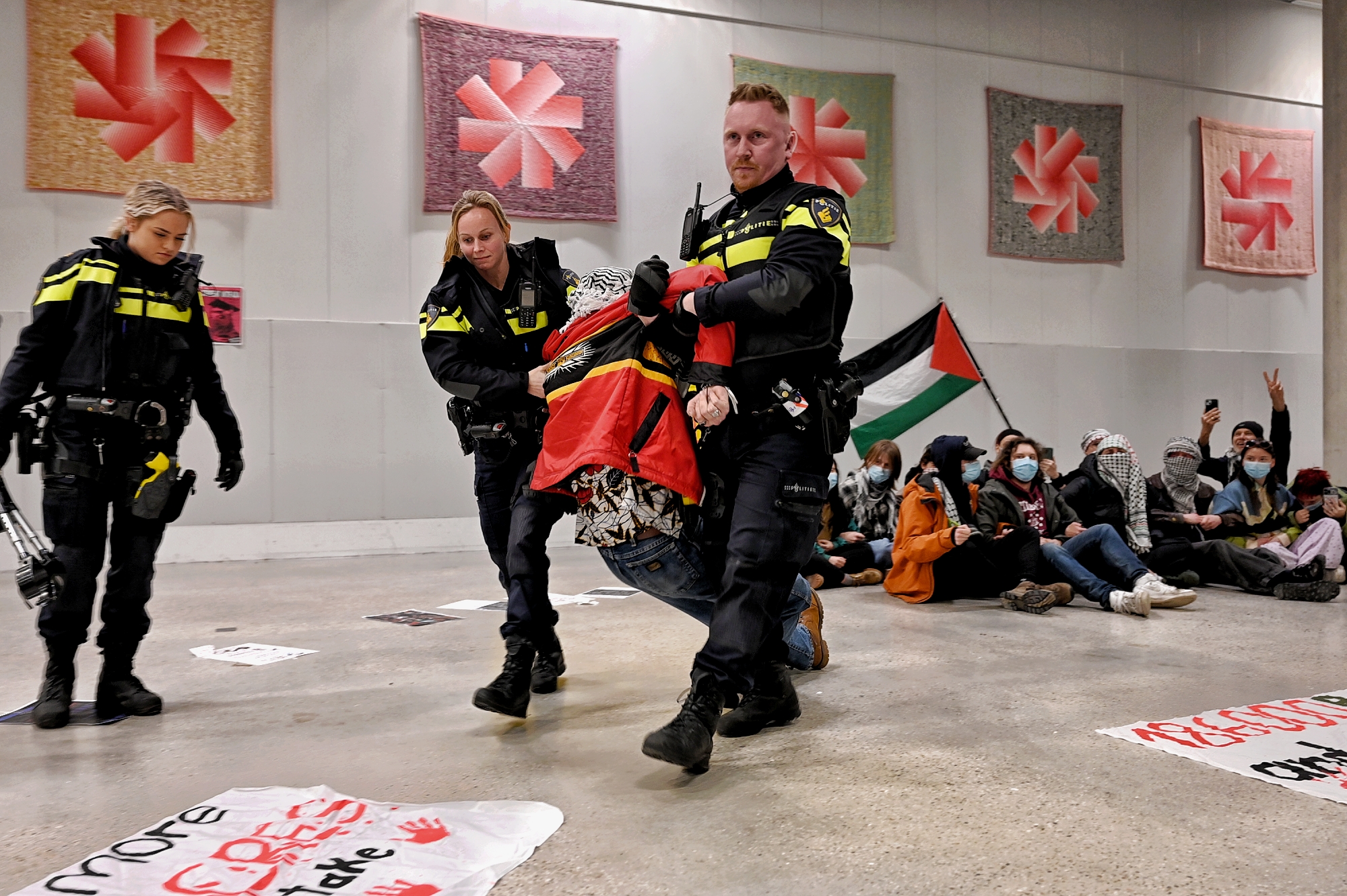 Demonstranten bezetten Cube-gebouw op Tilburg University, politie ontruimt pand