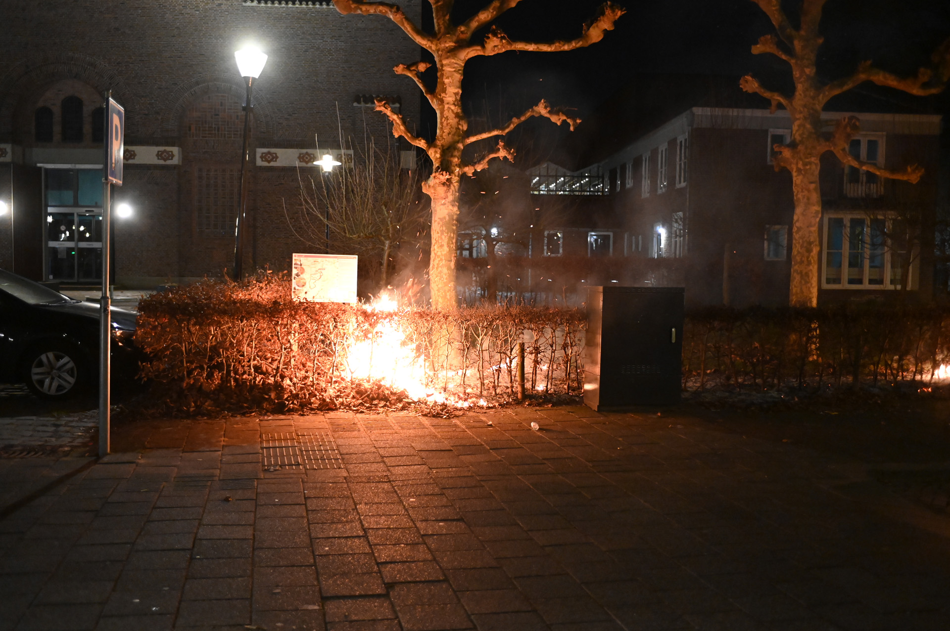 Na scooters nu bosjes in brand, politie onderzoekt brandstichting