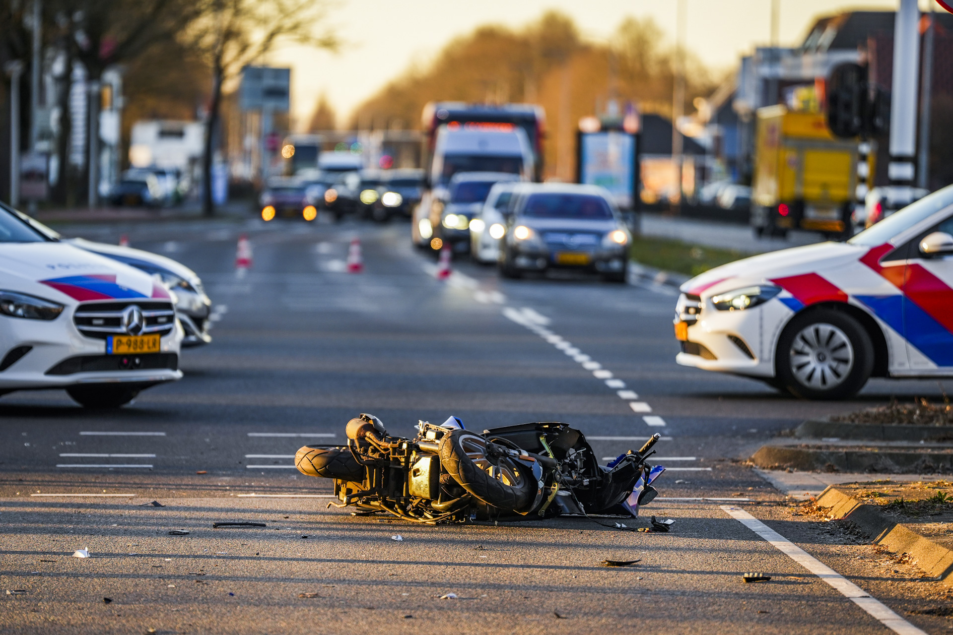 Auto schept scooter, man zwaargewond naar ziekenhuis