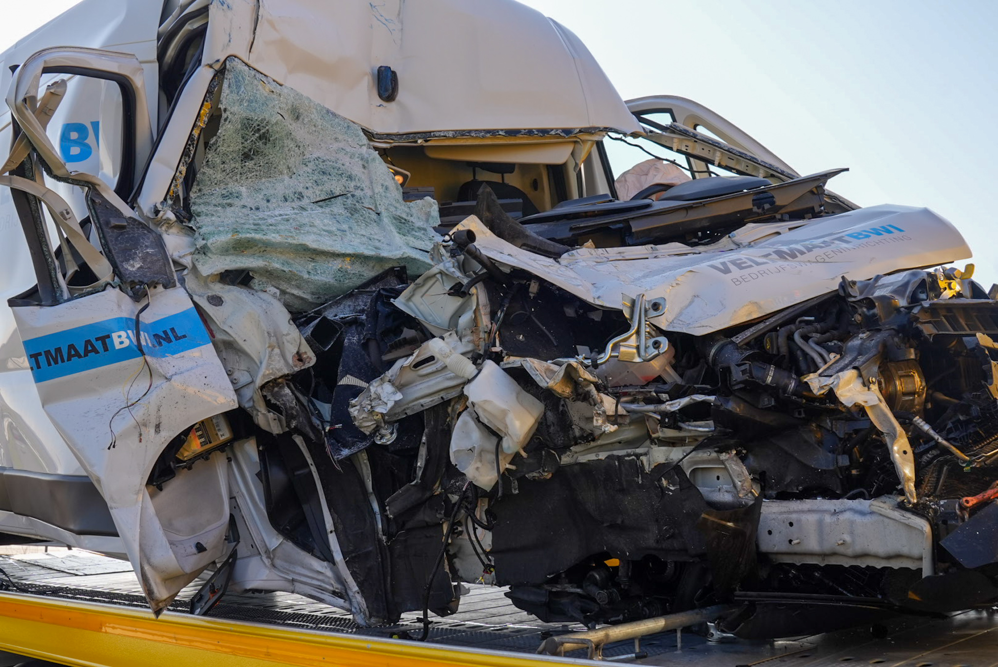 Bestelbus botst op vrachtwagen: bestuurder heeft engeltje op zijn schouder