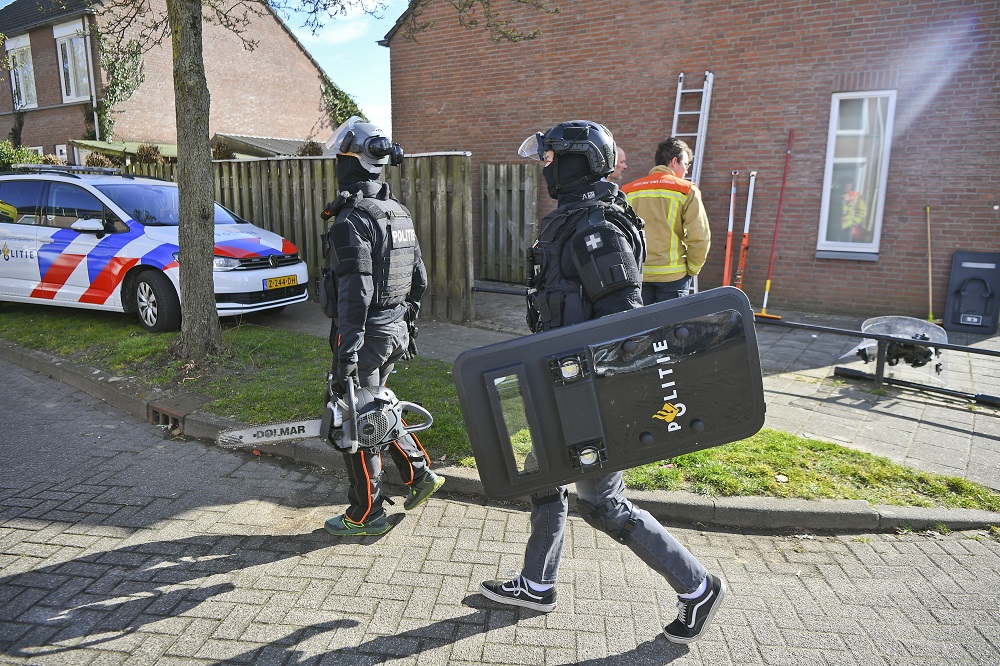 Vrouw verschanst zich in woning met twee kinderen, arrestatieteam grijpt in