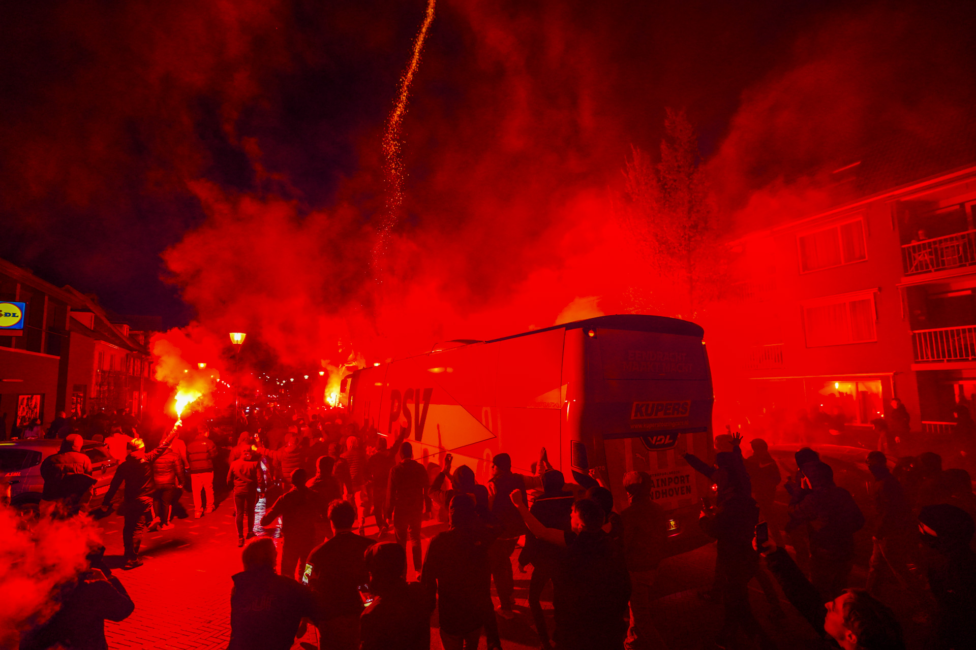 Drie aanhoudingen na antisemitische leuzen rond wedstrijd PSV-Ajax