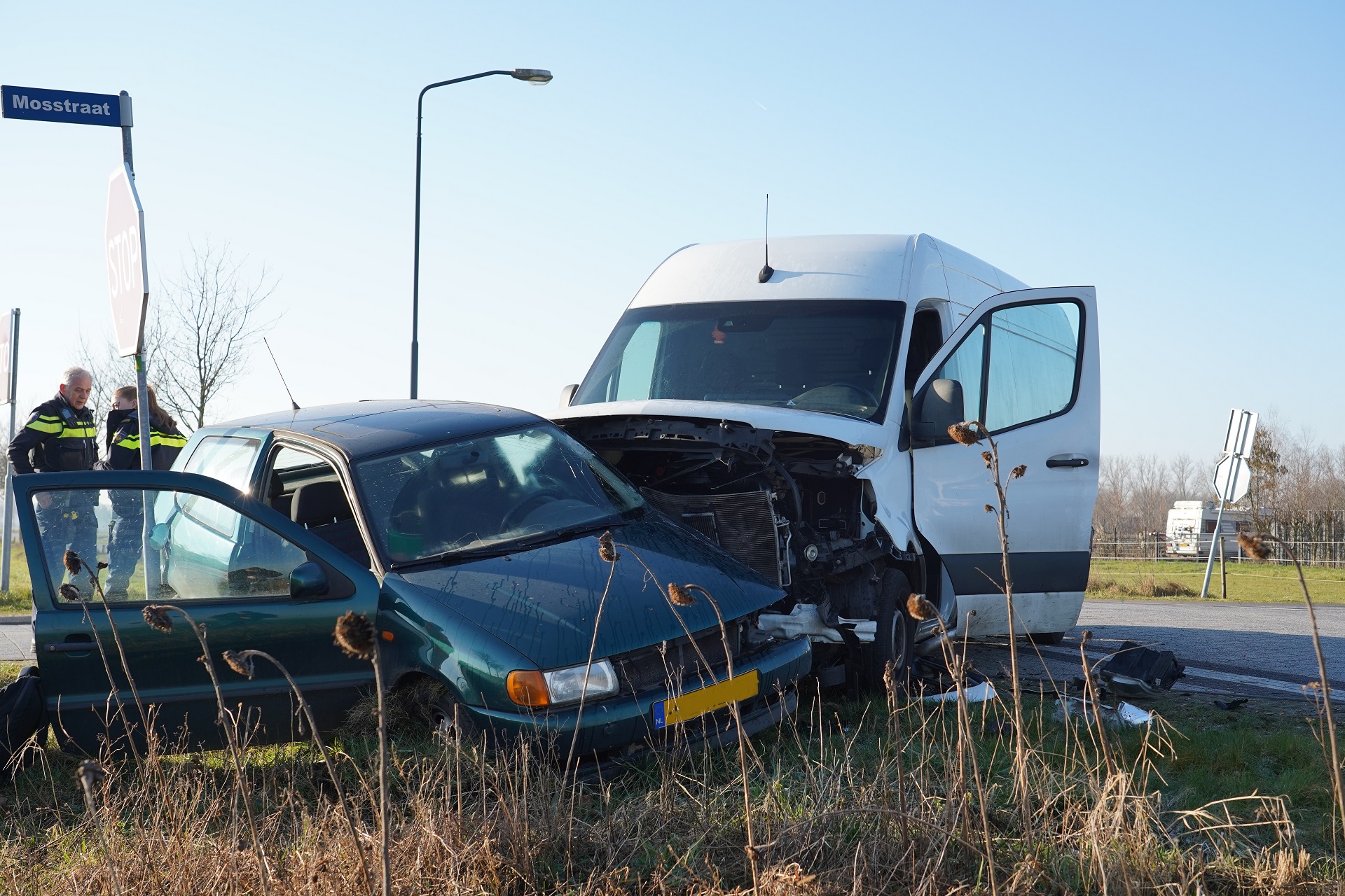 Automobiliste gewond bij botsing met bestelbus