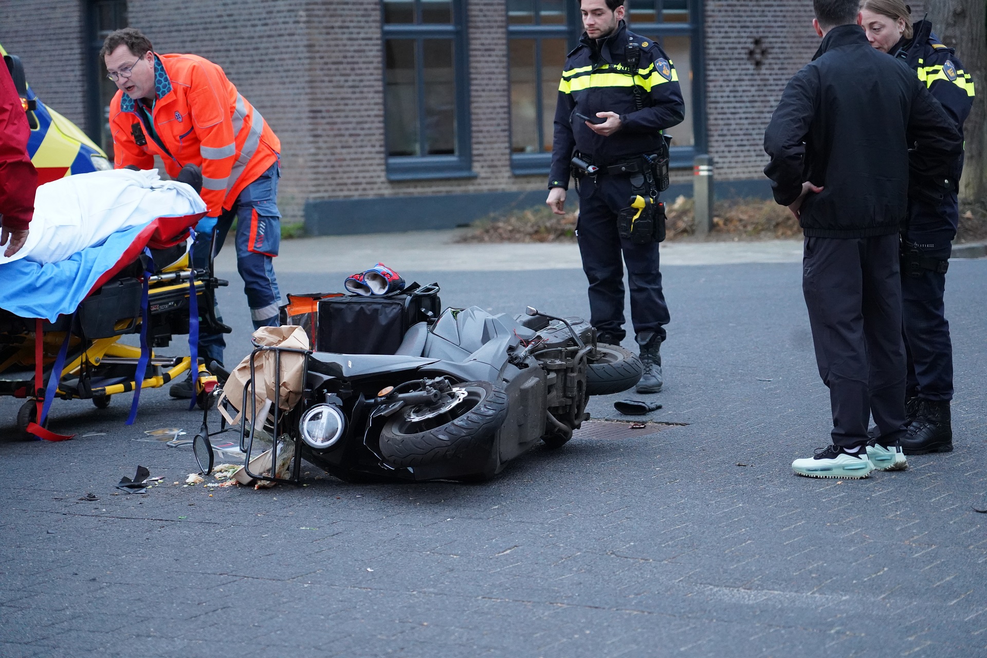 Maaltijdbezorger geschept door auto, slachtoffer gewond naar ziekenhuis
