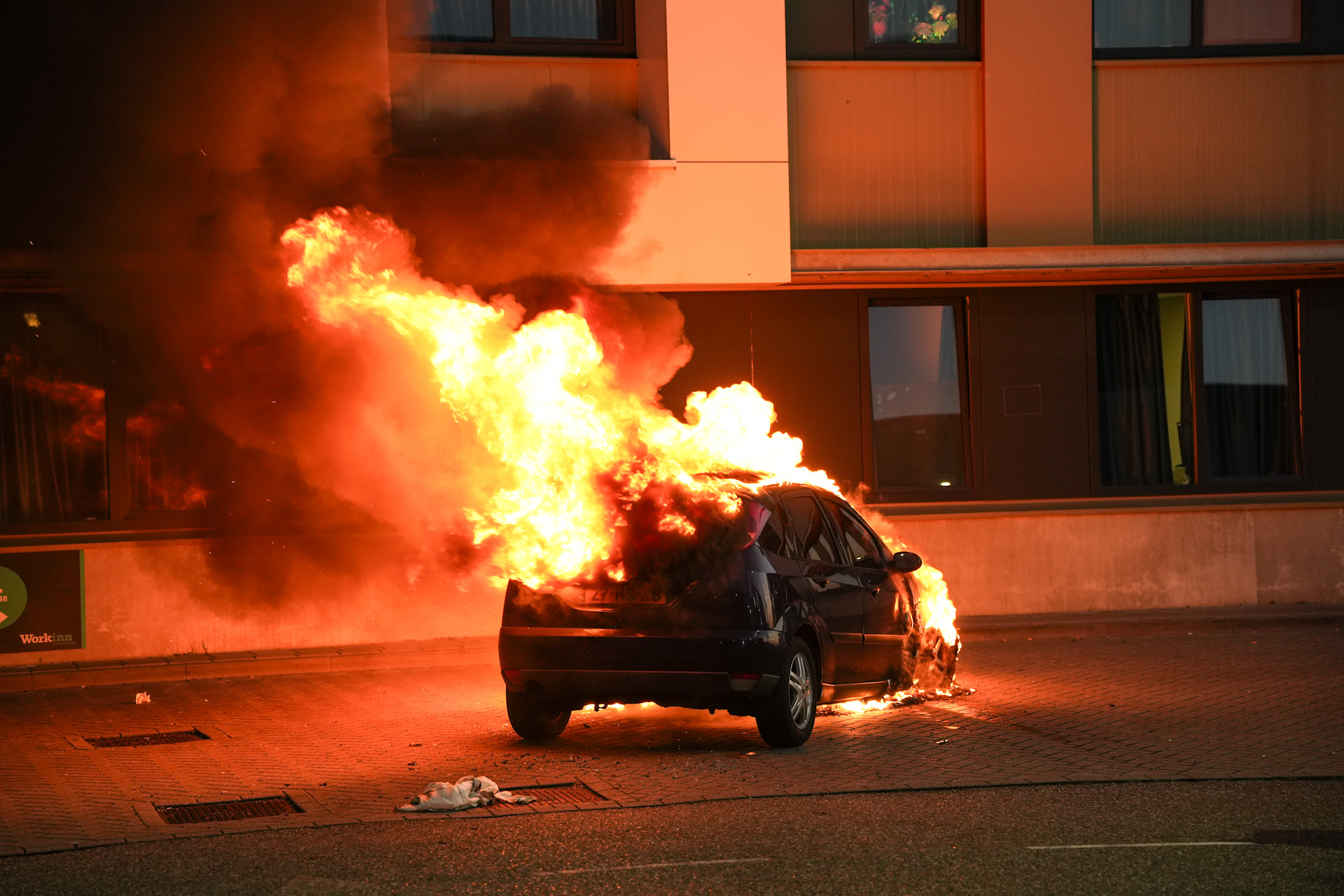 Auto vliegt tijdens het rijden in brand