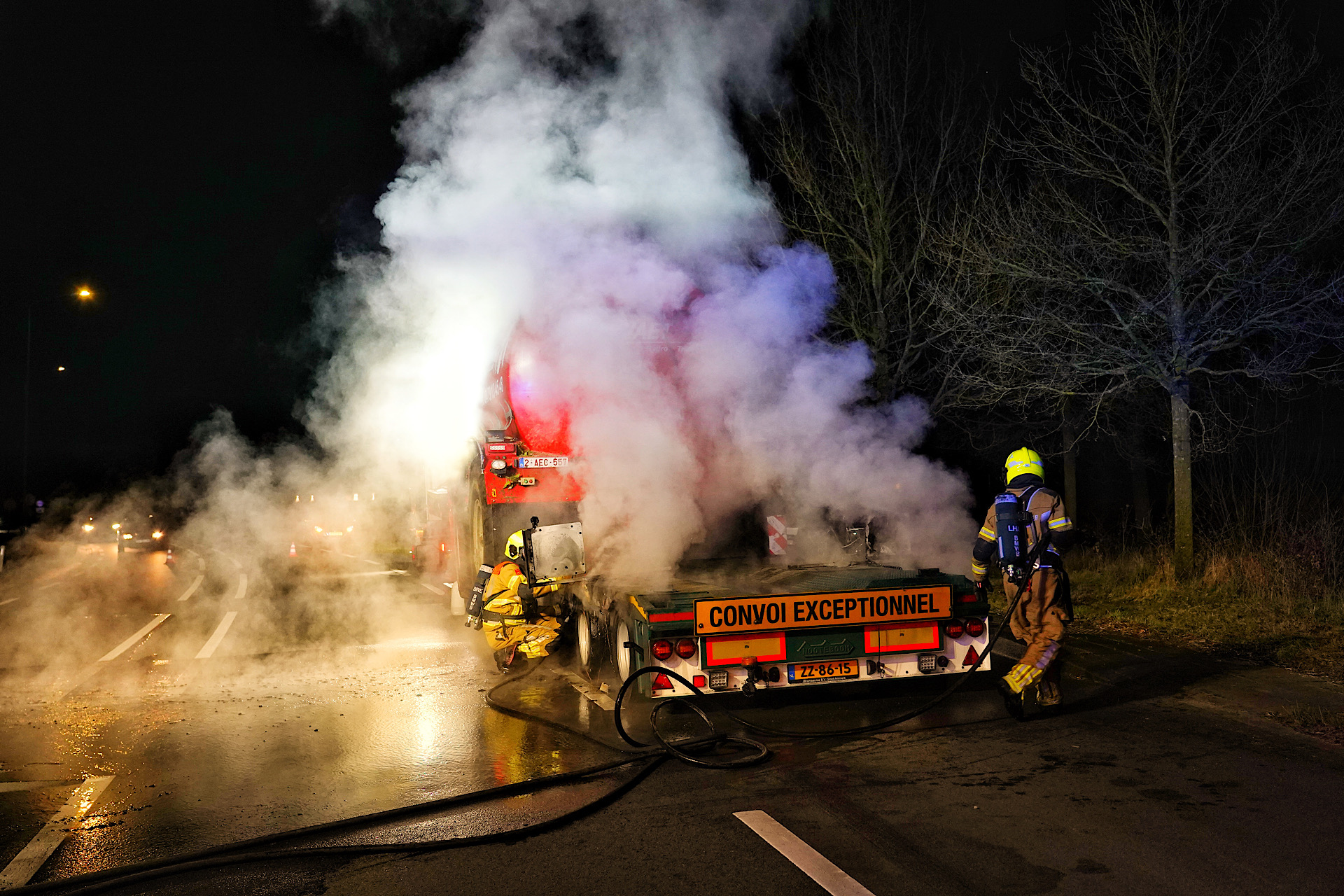 Oplegger in brand: landbouwvoertuig op dieplader blijft gespaard