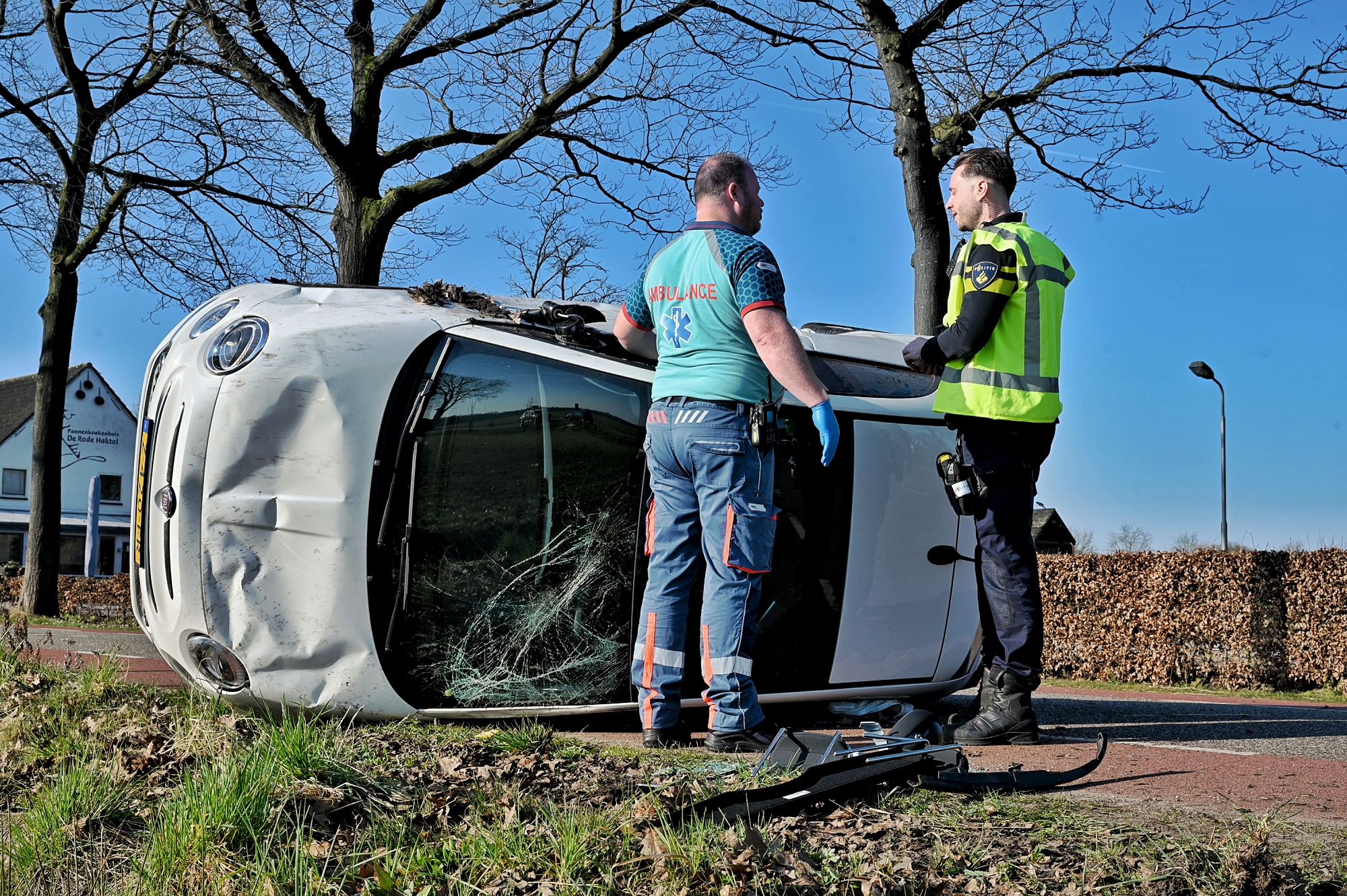 Auto slaat over de kop na botsing op kruising