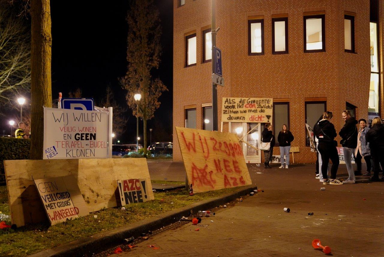 Demonstratie azc: man opgepakt die cobra naar deur gemeentehuis gooit
