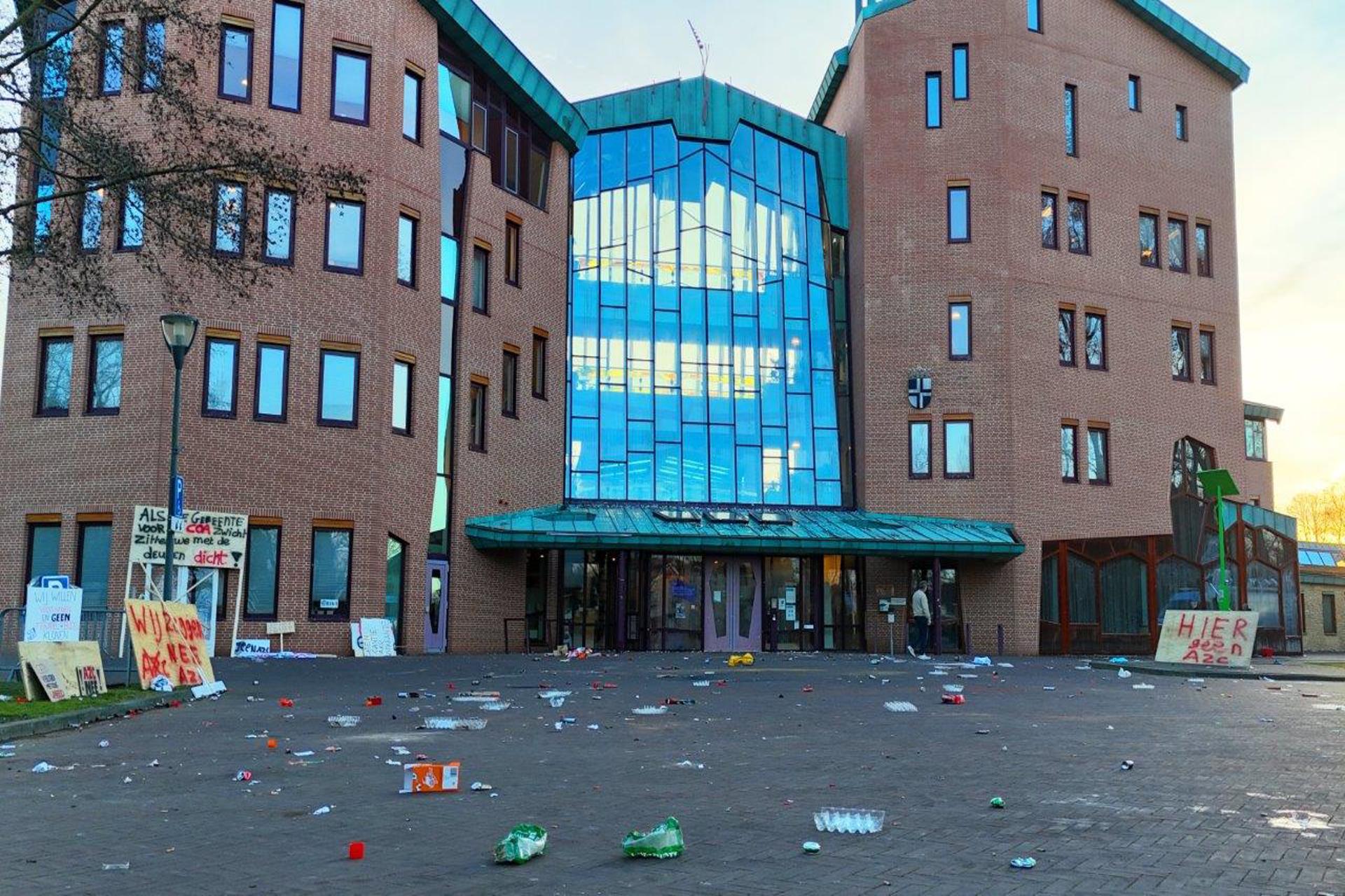 Gemeentehuis besmeurd bij demonstratie tegen komst azc