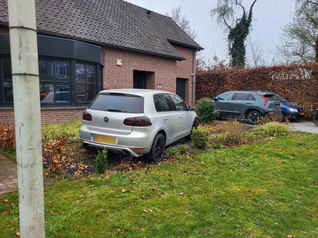 Auto belandt in voortuin woning, bestuurder meegenomen door politie