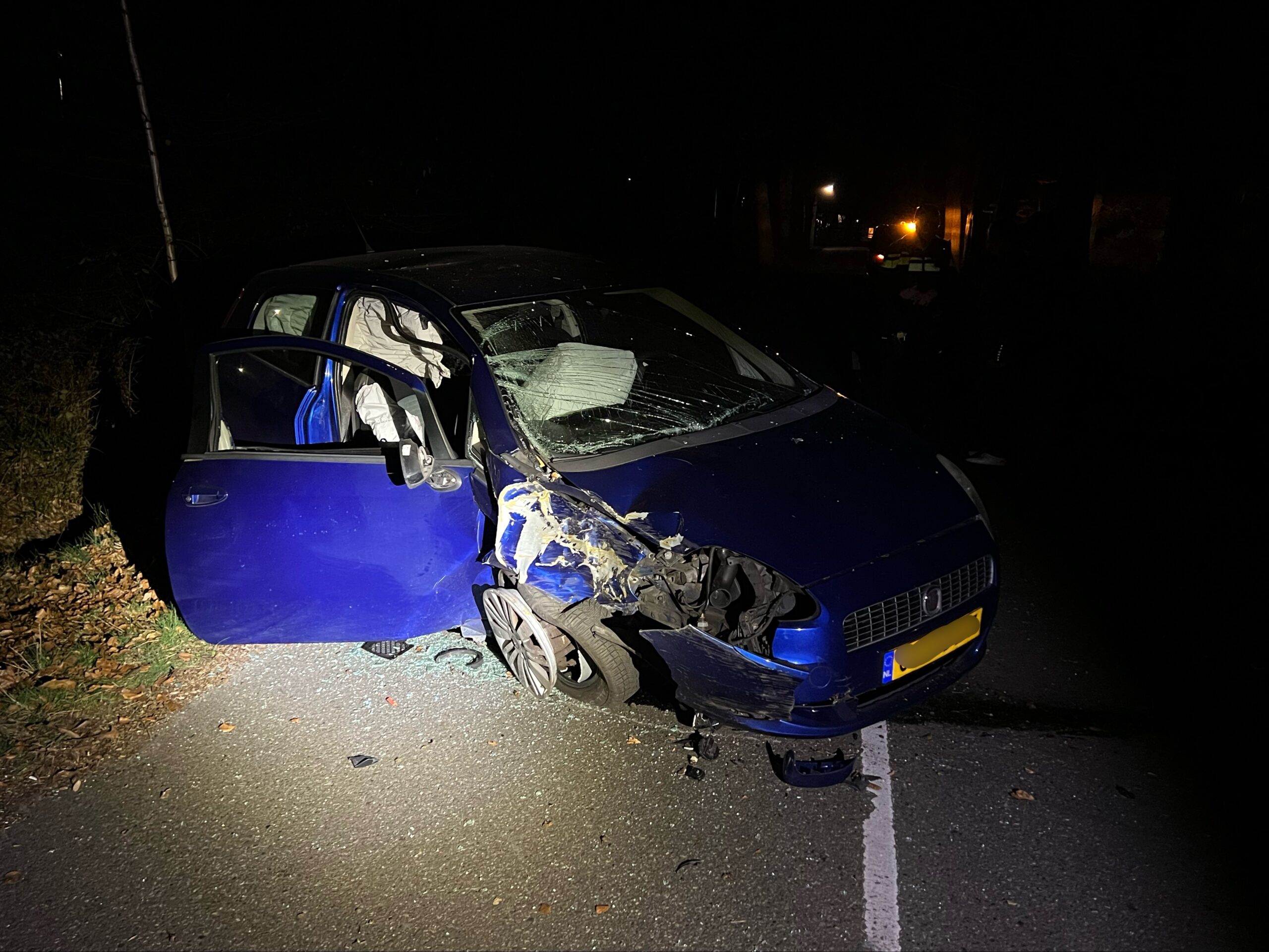 Auto botst tegen boom, twee gewonden