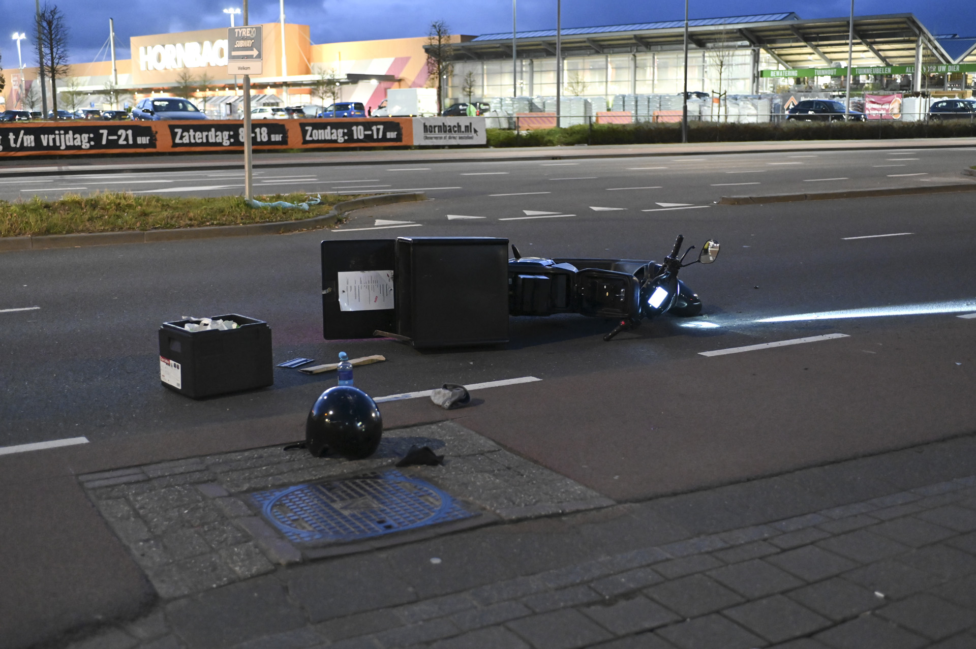 Maaltijdbezorger geschept door auto