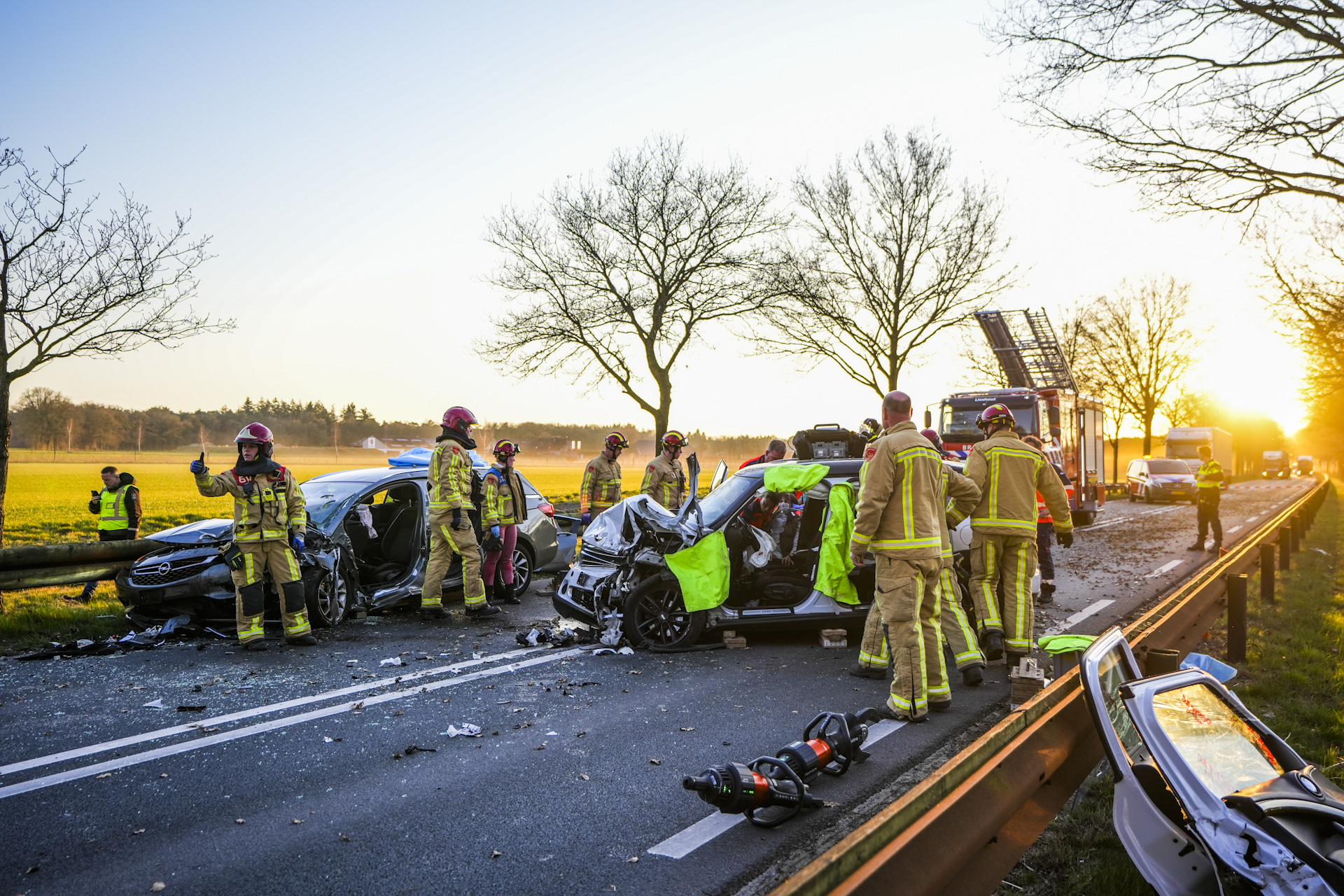 Hond overleden bij frontale botsing tussen twee auto’s, inzittenden gewond