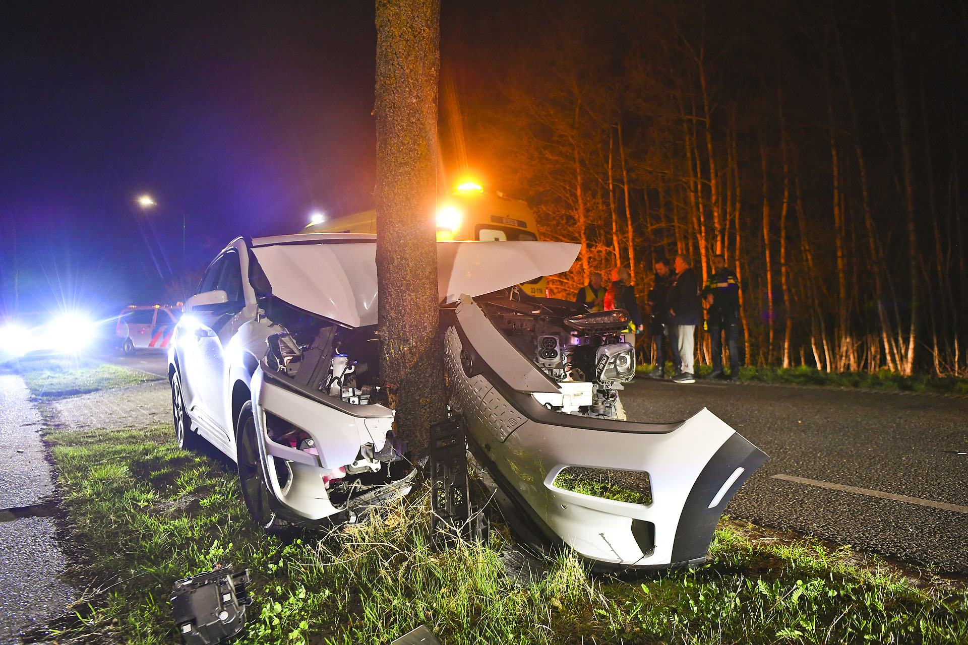 Krantenbezorger gewond na botsing tegen boom