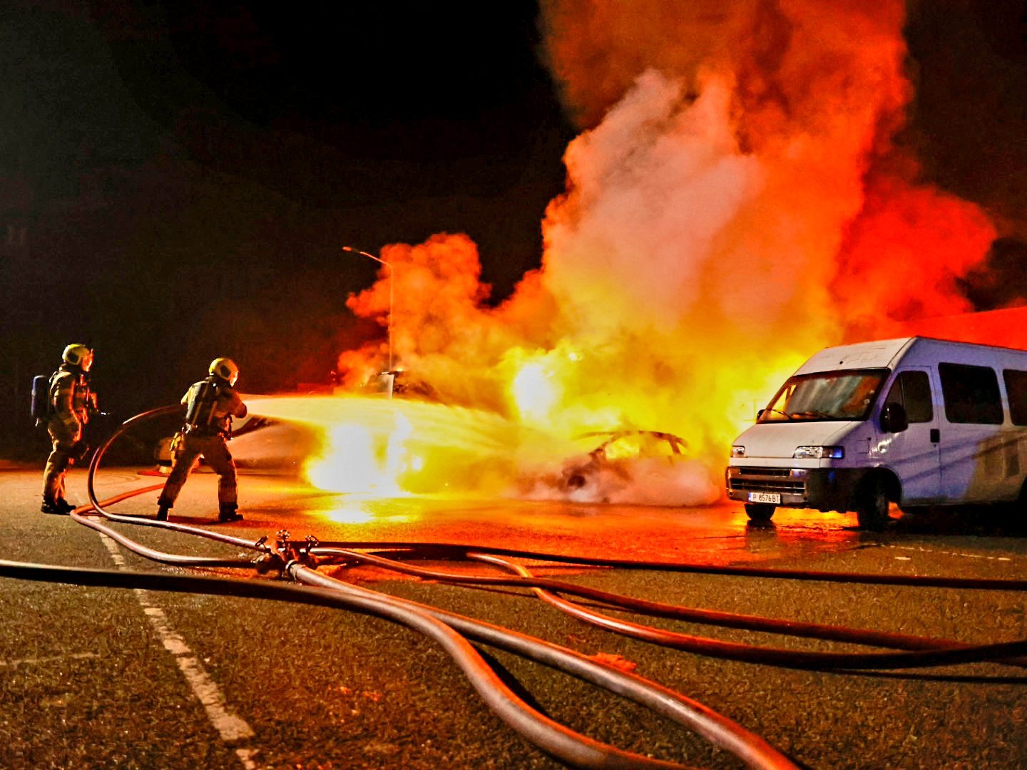 Meerdere auto’s en bestelbus door brand verwoest