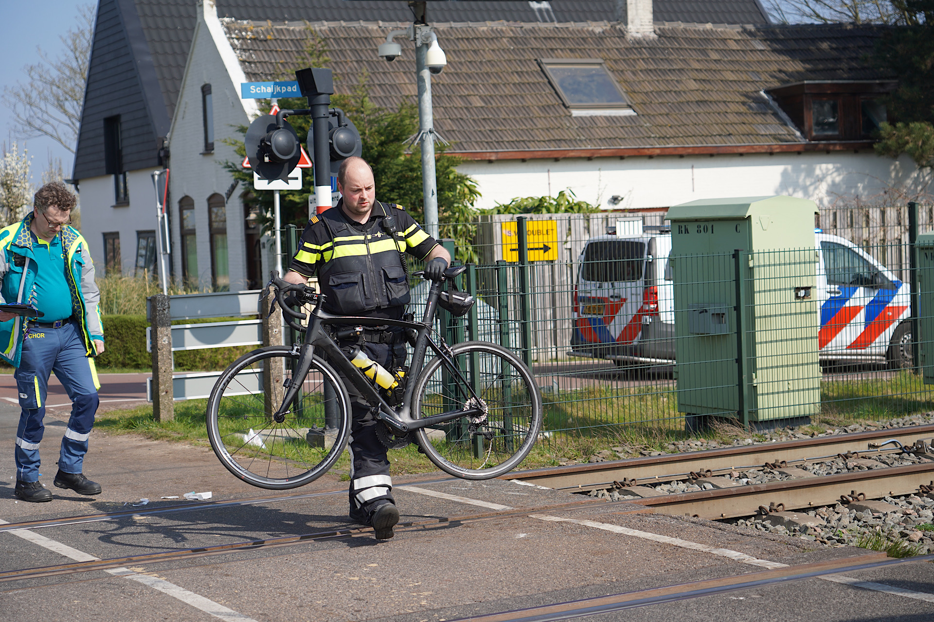 Wielrenner valt op spoorwegovergang en wordt aangereden door trein