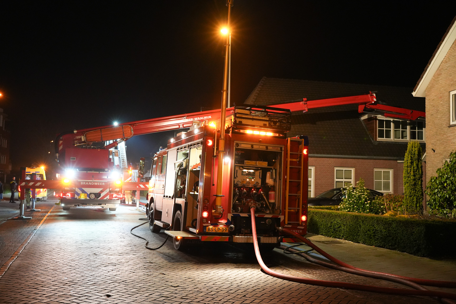 Brand op dak van woning, mogelijk door werkzaamheden
