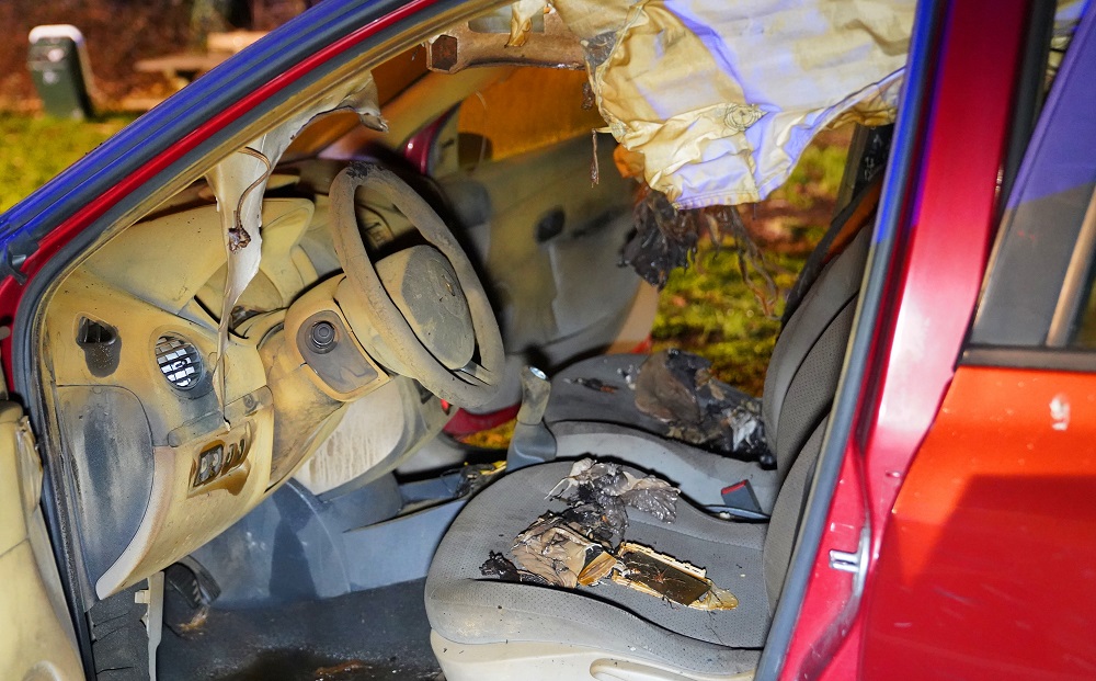 Autobrand snel onder controle, politie onderzoekt brandstichting