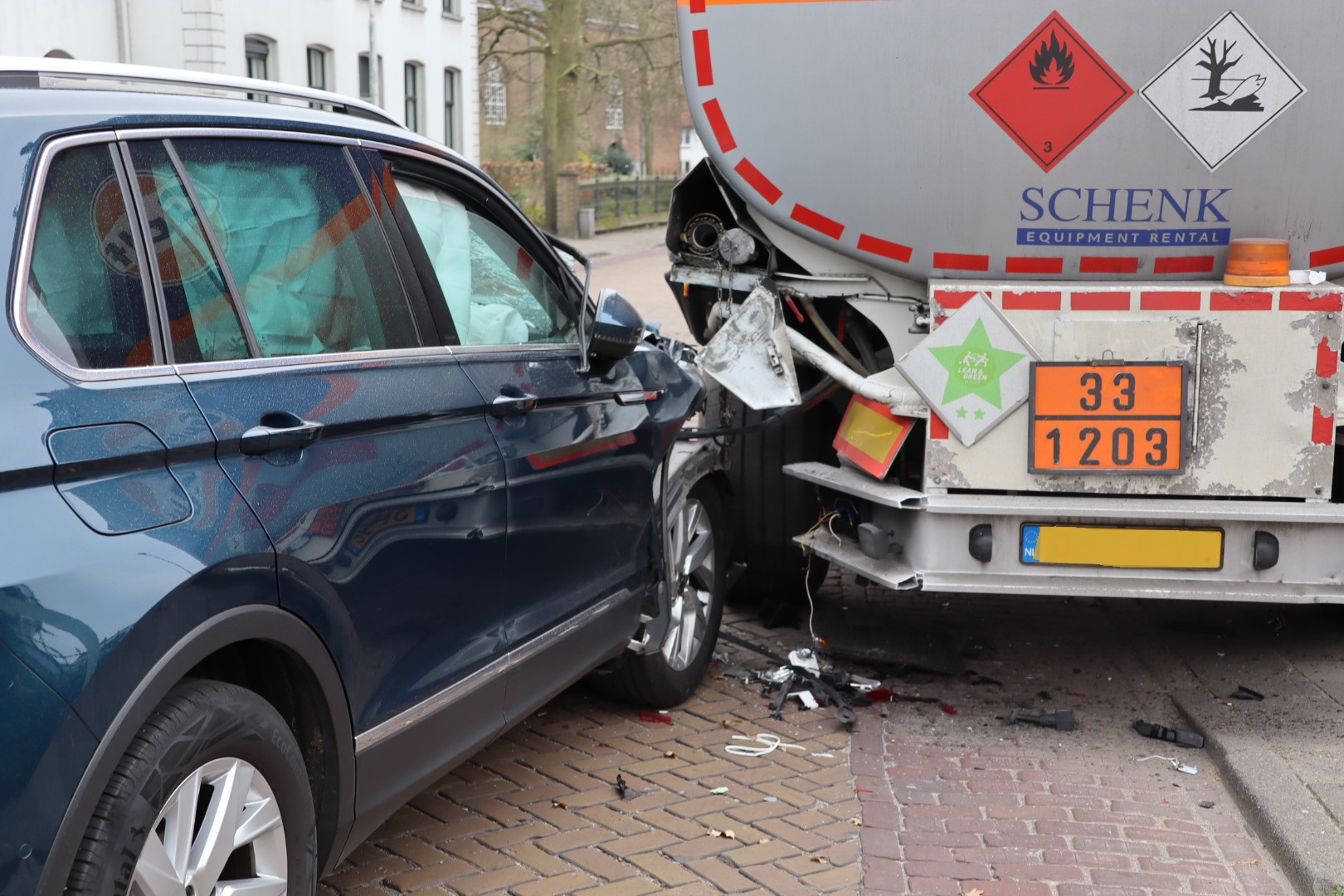 Auto botst achterop tankwagen, vrouw gewond