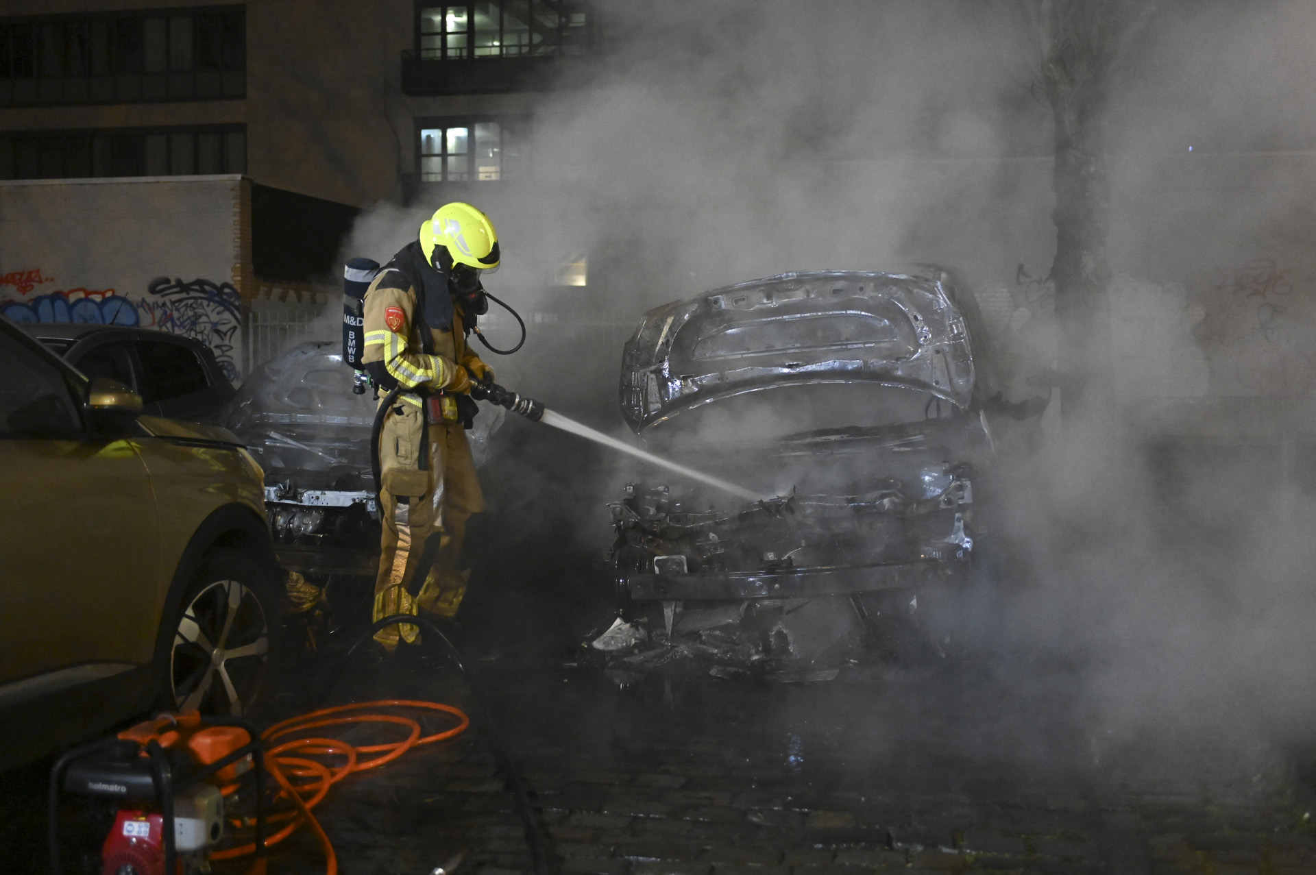 Twee auto’s volledig uitgebrand, mogelijk brandstichting