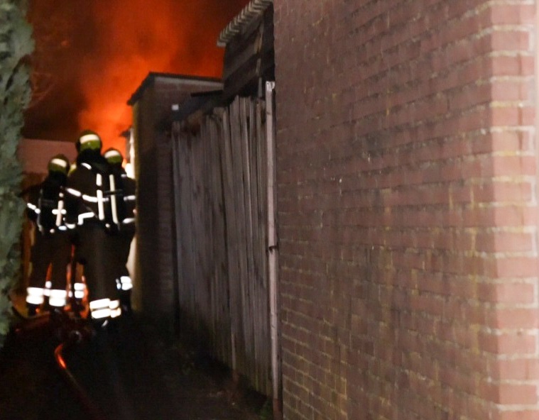 Schuurtje vliegt in brand, vlammen snel gedoofd