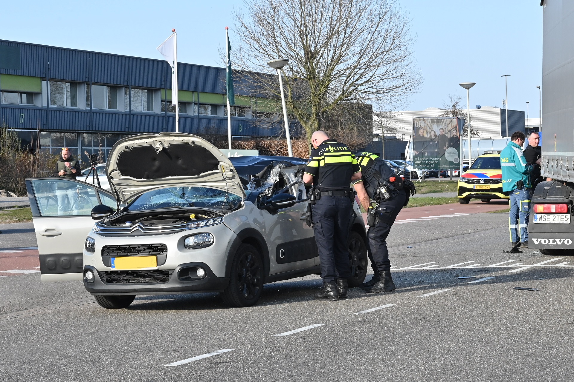 Automobiliste raakt zwaargewond bij botsing met vrachtwagen