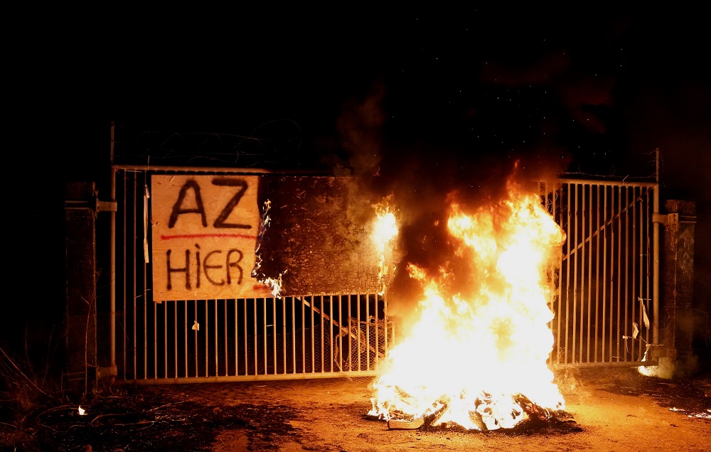 Stapel autobanden in brand gestoken waar azc moet komen
