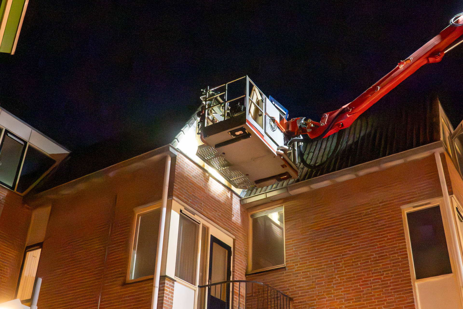 Raam dreigt naar beneden te vallen, omgeving afgezet