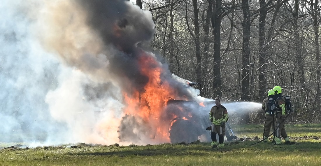 Tractor volledig uitgebrand op akker