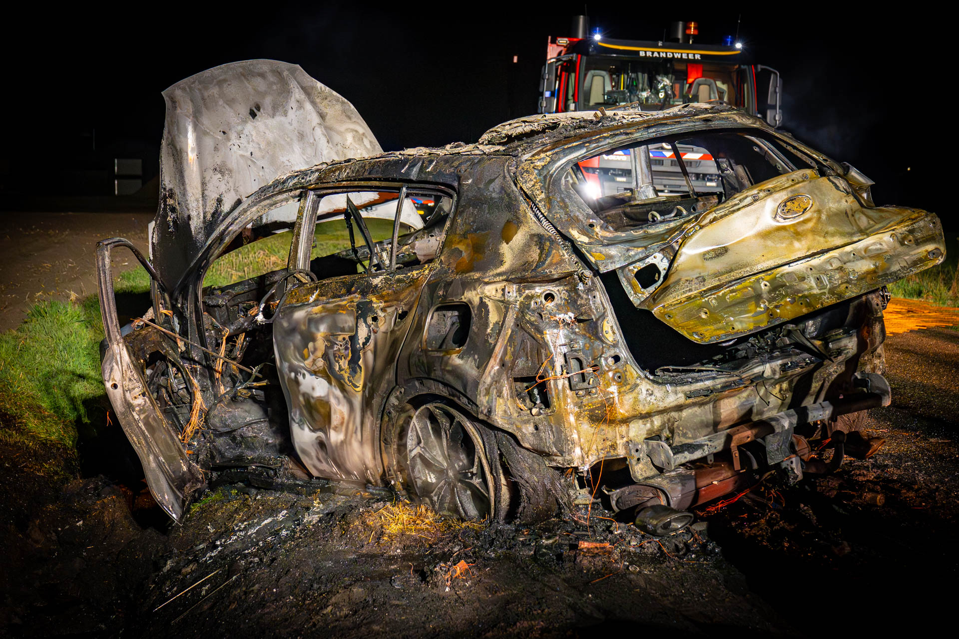 Mogelijk gestolen auto belandt in sloot en vliegt in brand