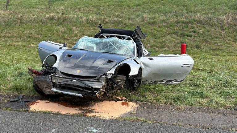 Porsche crasht in berm langs snelweg, rijstrook afgesloten