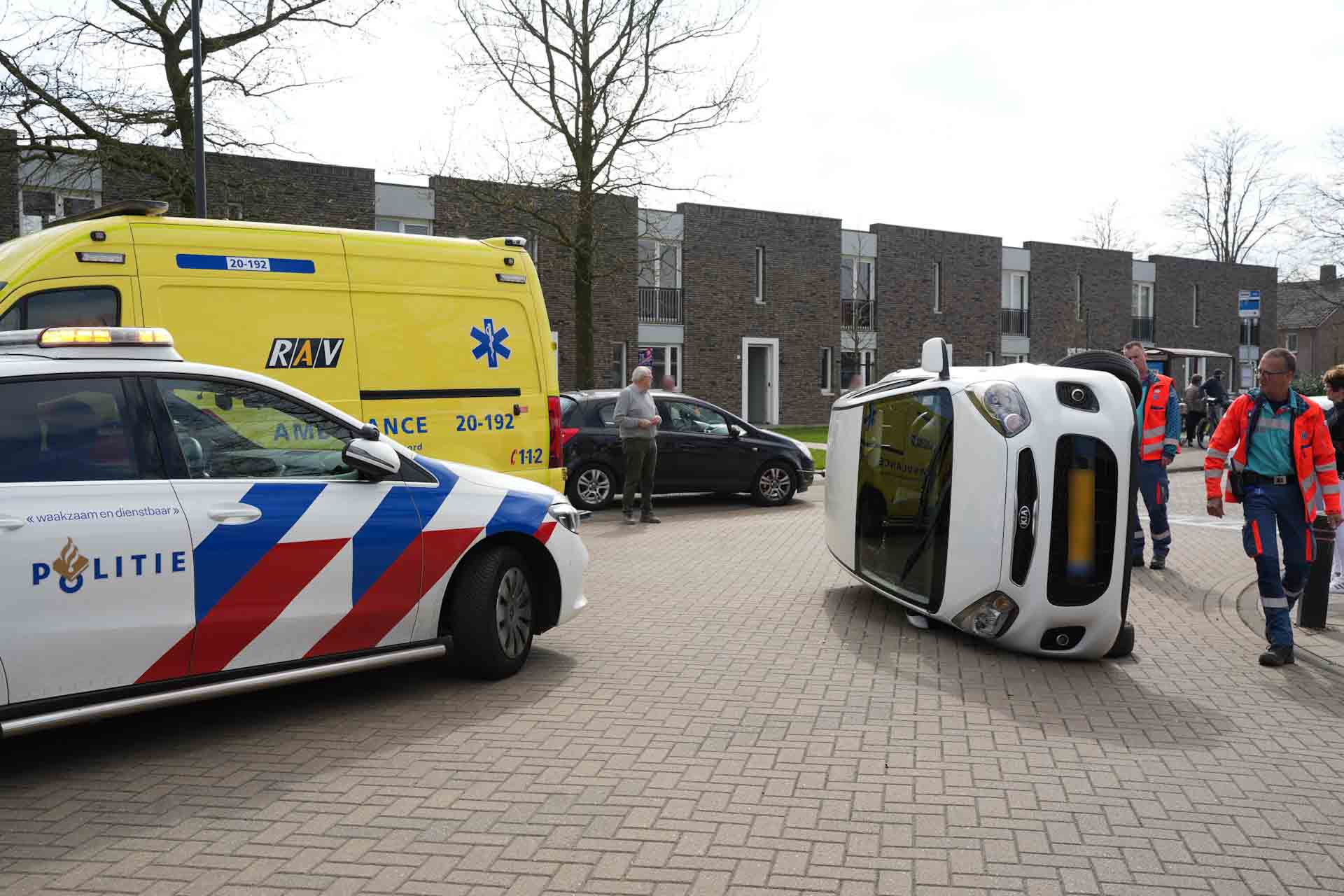 Auto op zijkant na aanrijding met paaltje