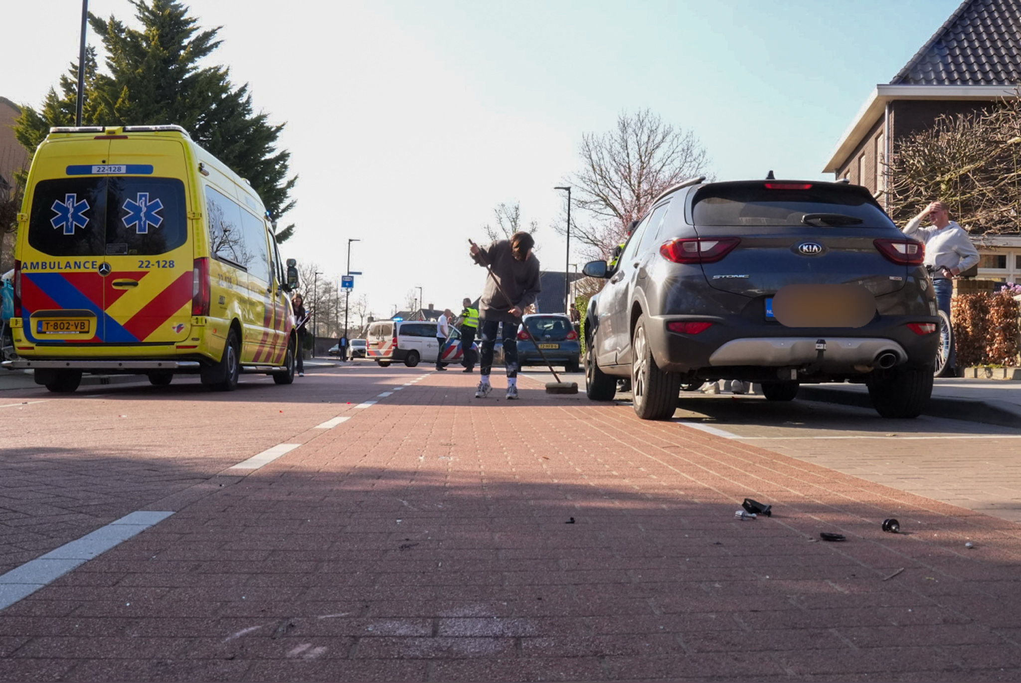 Motorrijder komt ten val raak daarbij twee auto’s