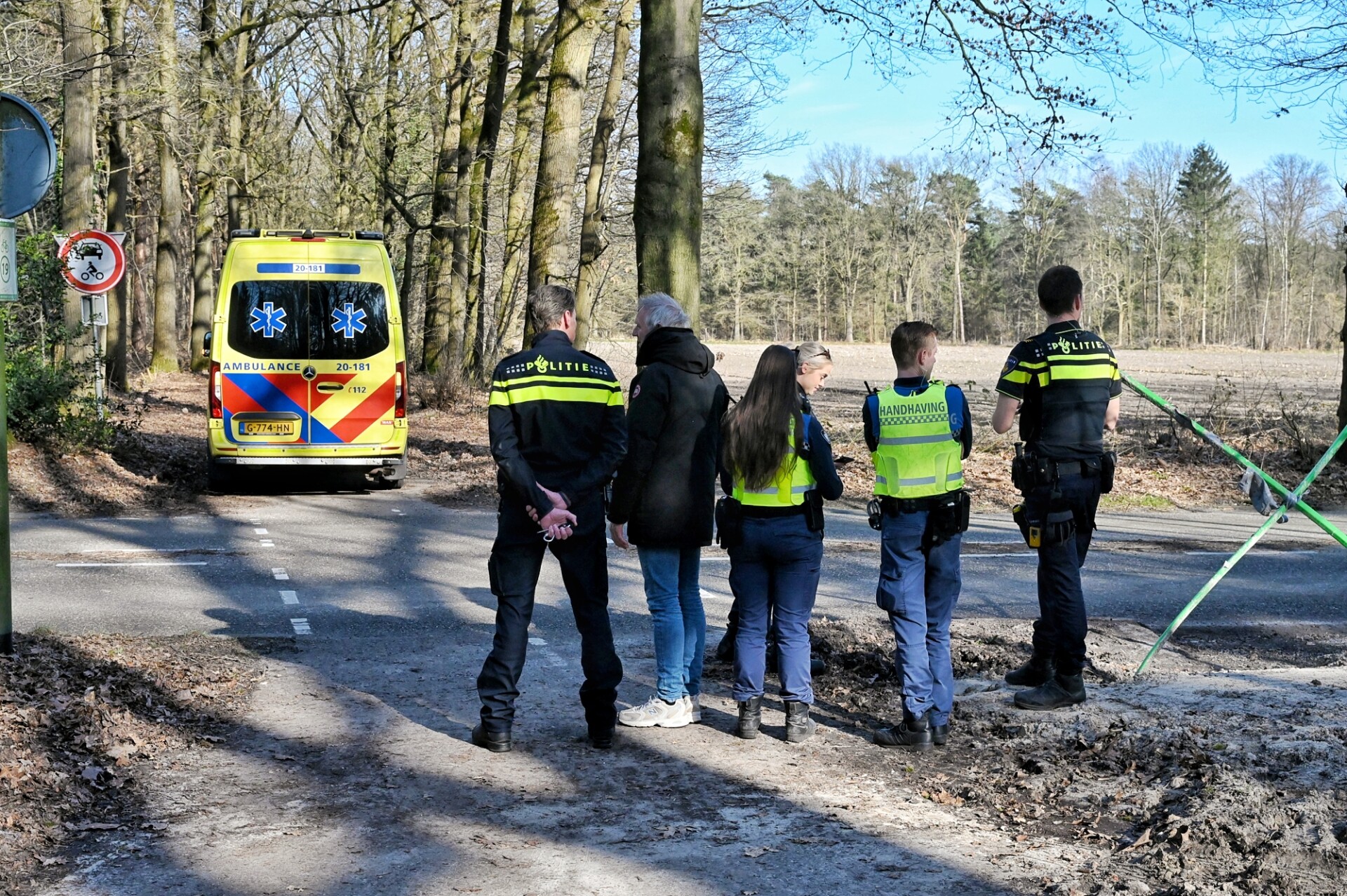 Paard glijdt uit op modderig bospad, ruiter gewond