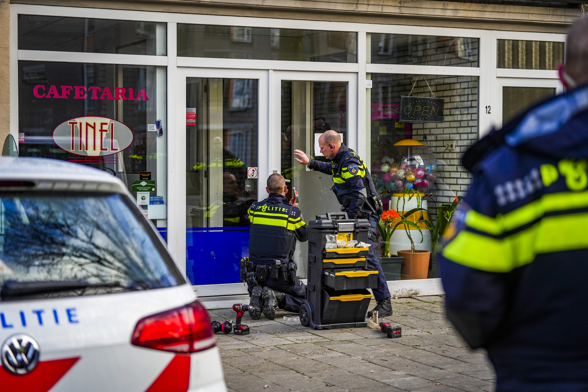Politie doorzoekt bedrijfspanden in Eindhoven
