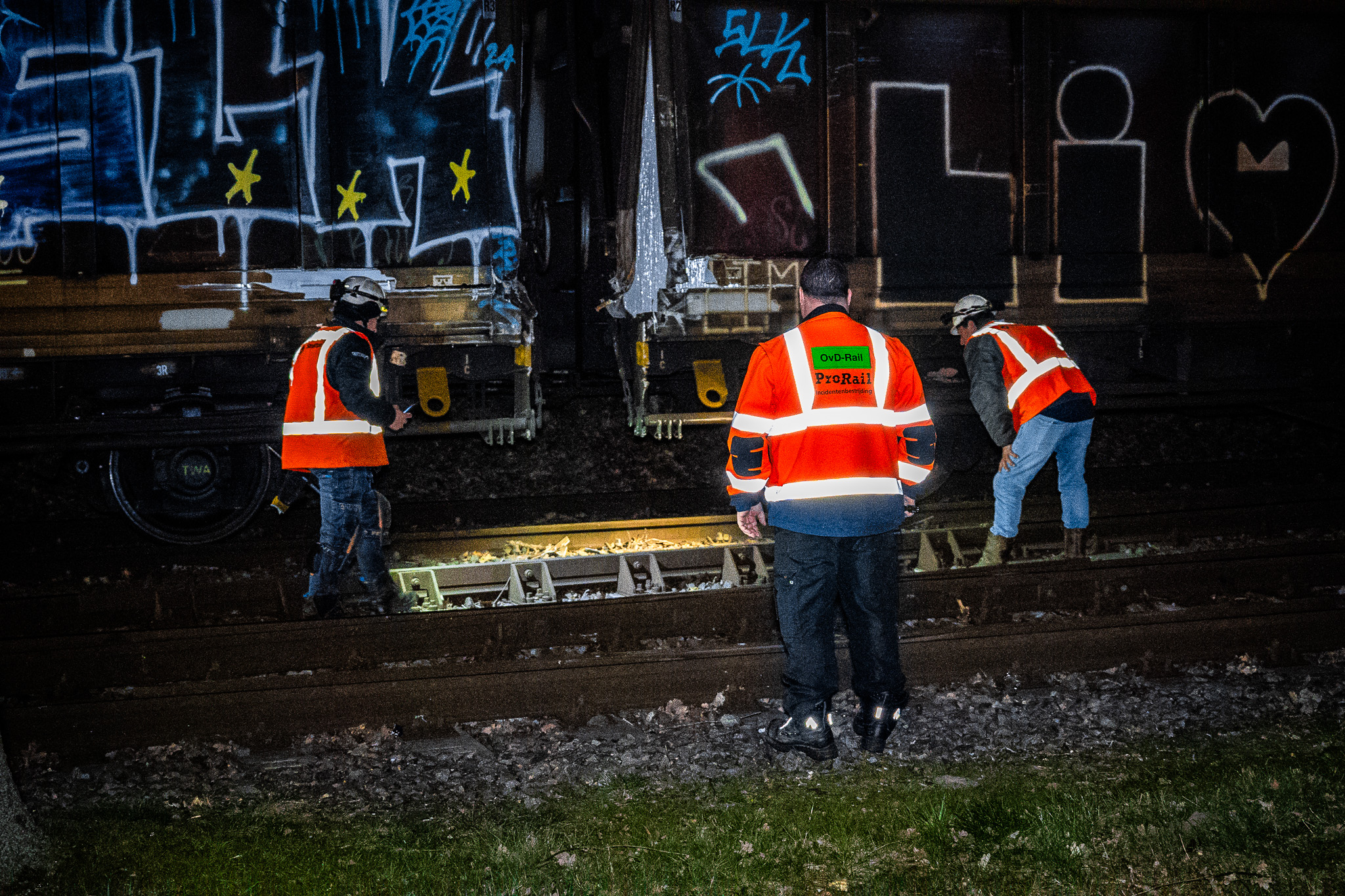 Locomotief botst tegen goederenwagons