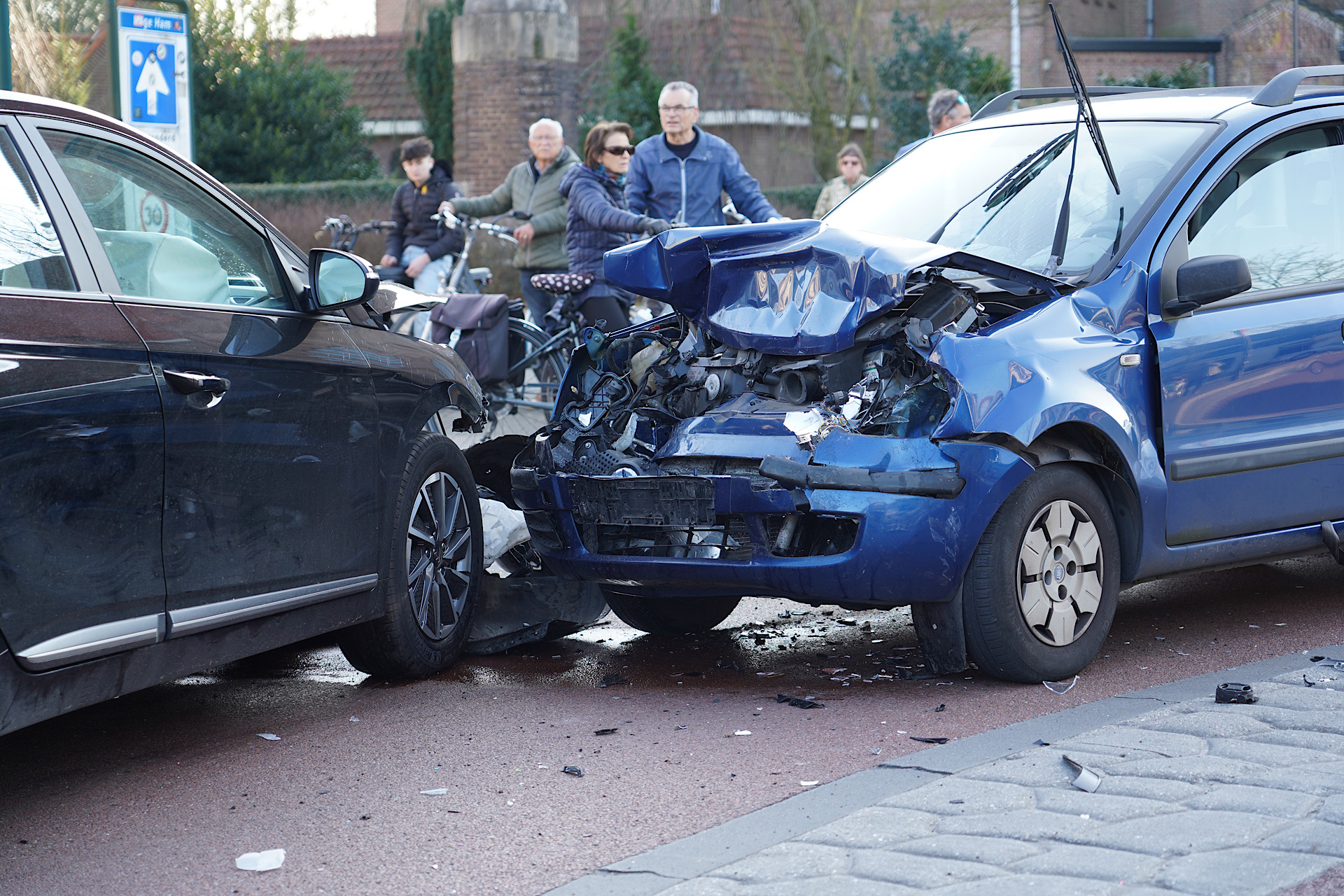 Twee vrouwen gewond bij frontale aanrijding