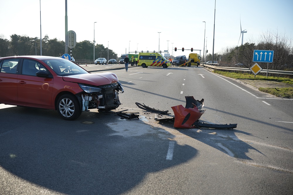 Auto vliegt over de kop na botsing