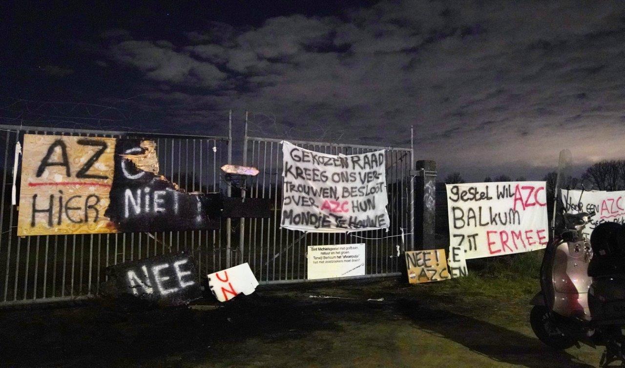 Burgerwacht houdt toezicht bij beoogd azc-terrein na vernielen spandoeken