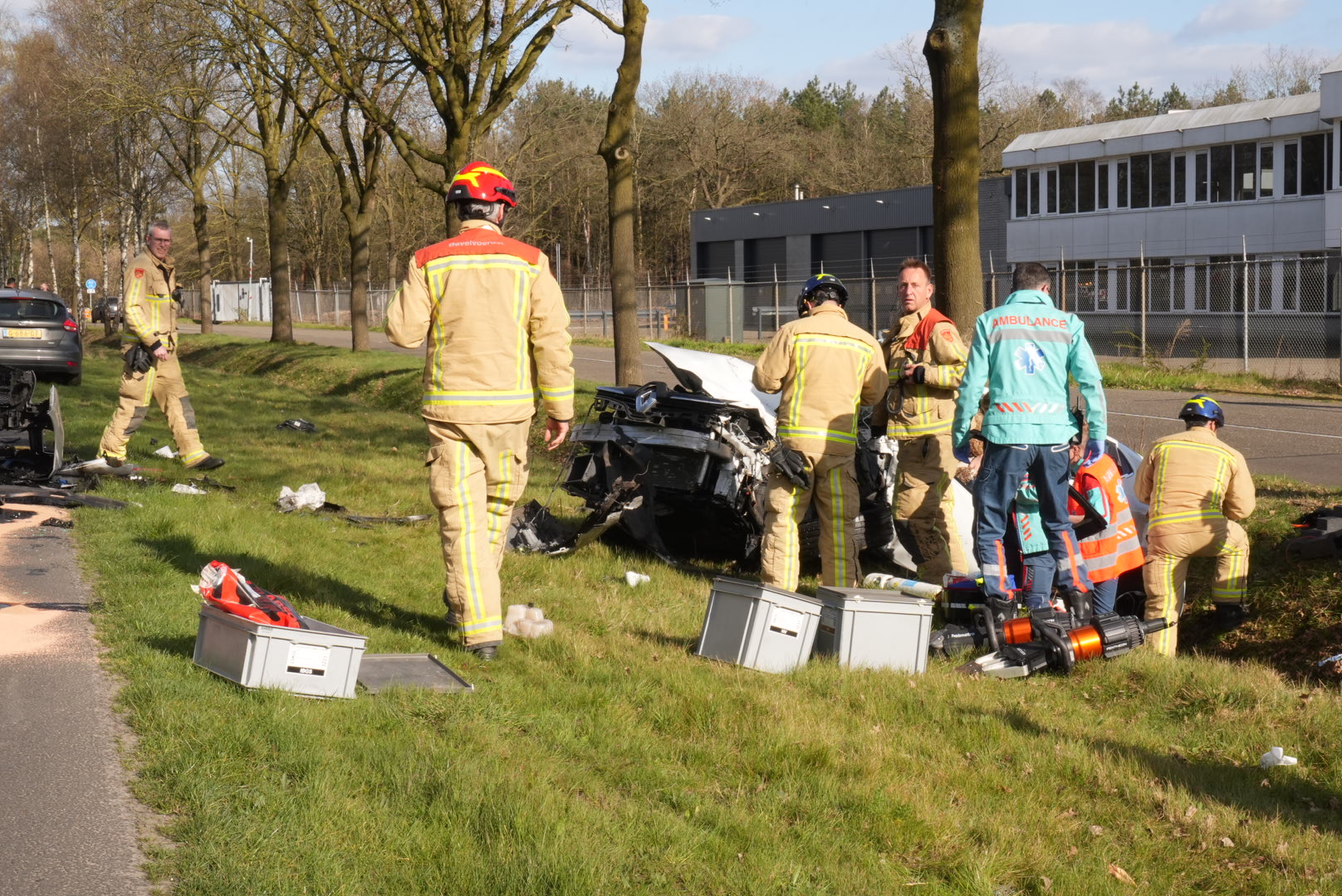 Vrouw bekneld in auto na botsing, brandweer komt in actie