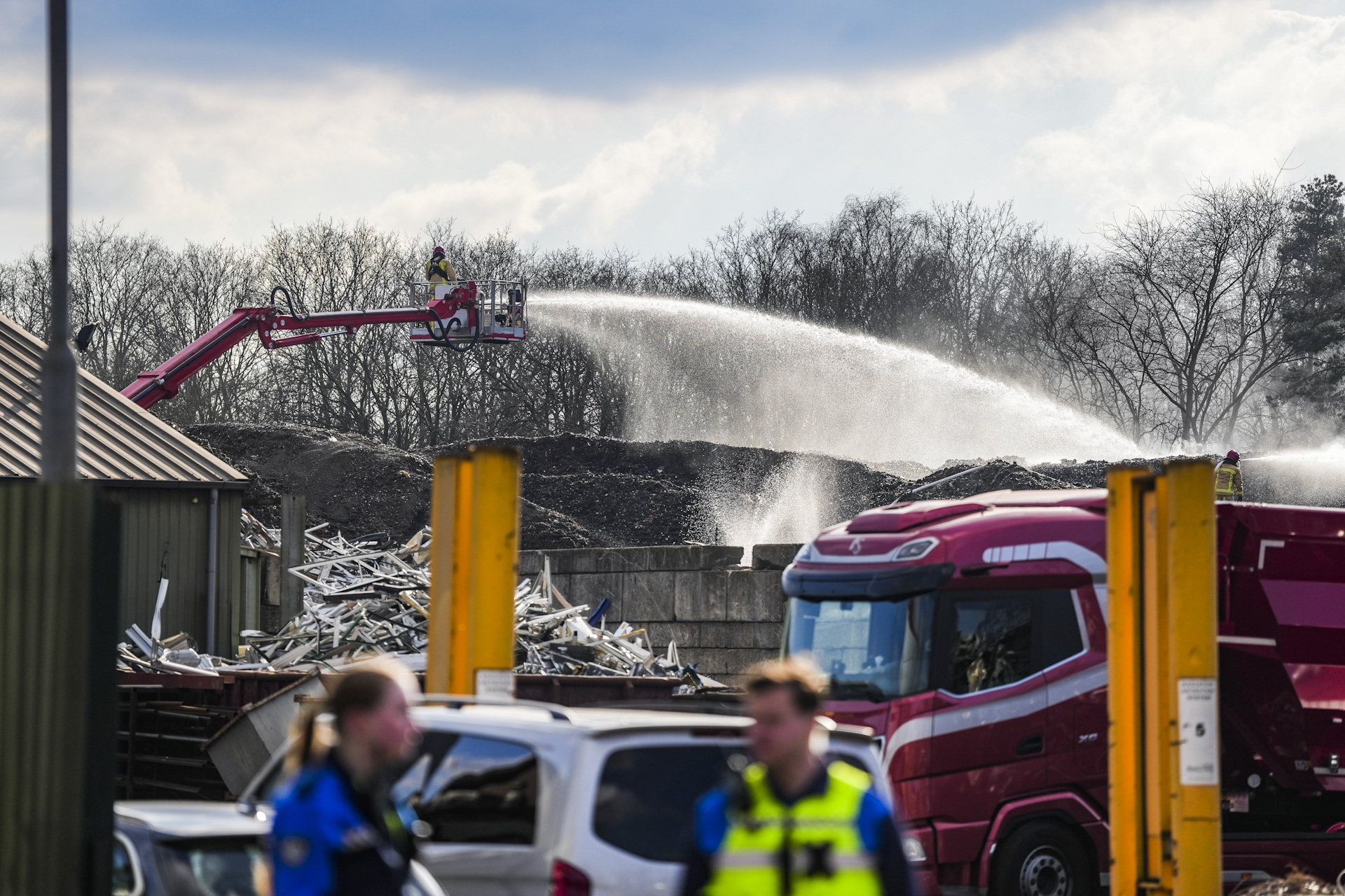 Tien meter hoge berg recycleafval in brand bij bedrijf