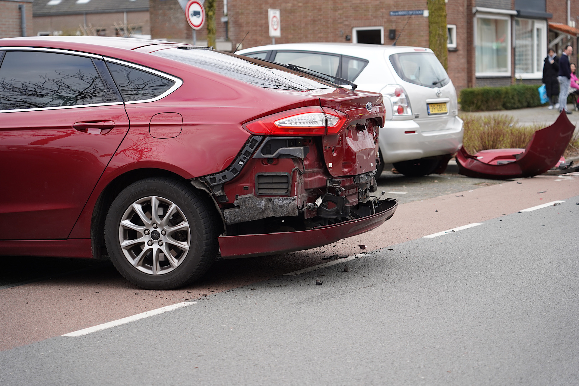 Automobiliste botst tegen achteruitrijdende auto