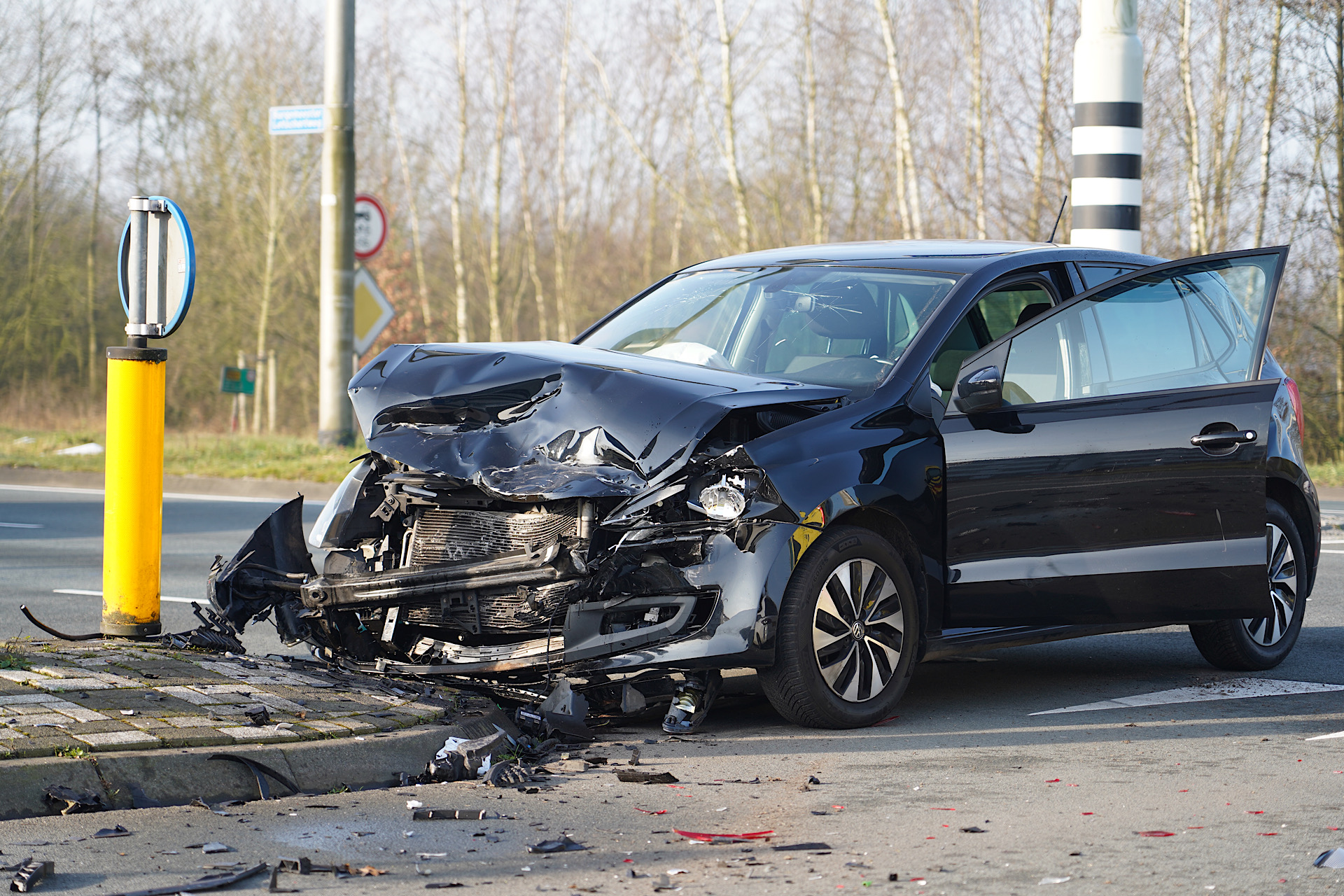 Veel schade na botsing met twee auto’s op kruising