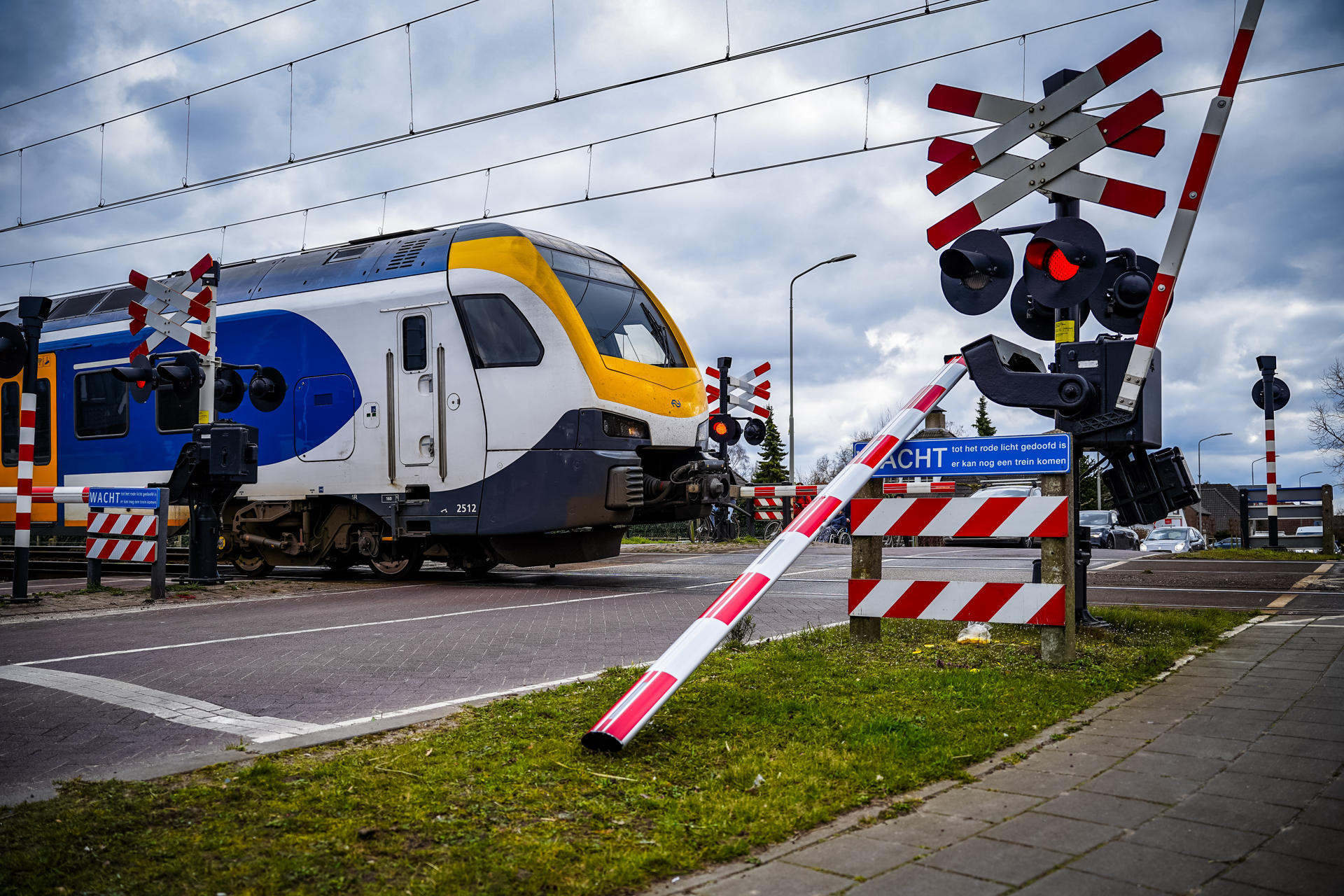 Tractor met giertank rijdt spoorboom omver bij overweg