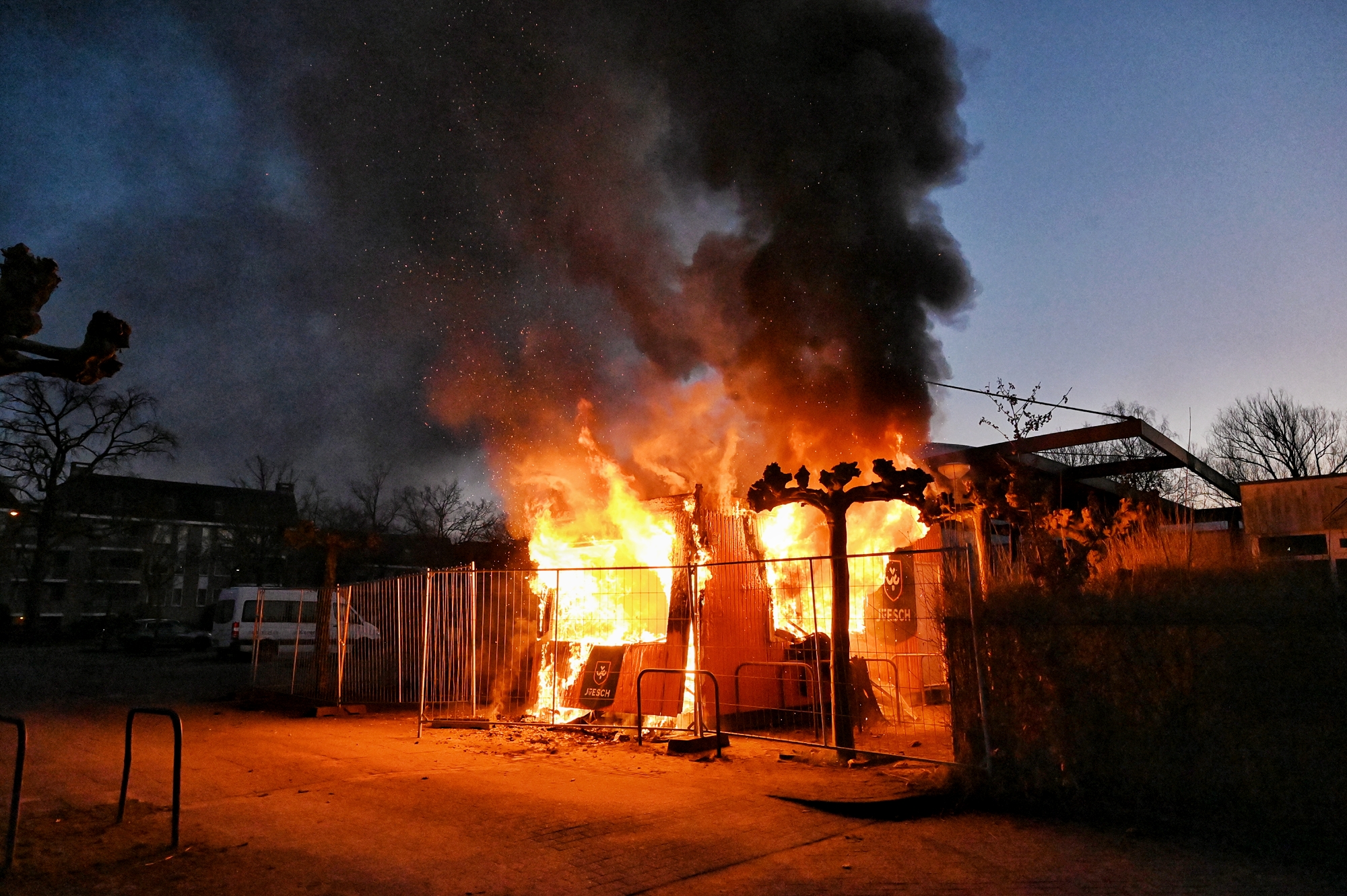 Mobiel kantoor door brand verwoest, mogelijk brandstichting