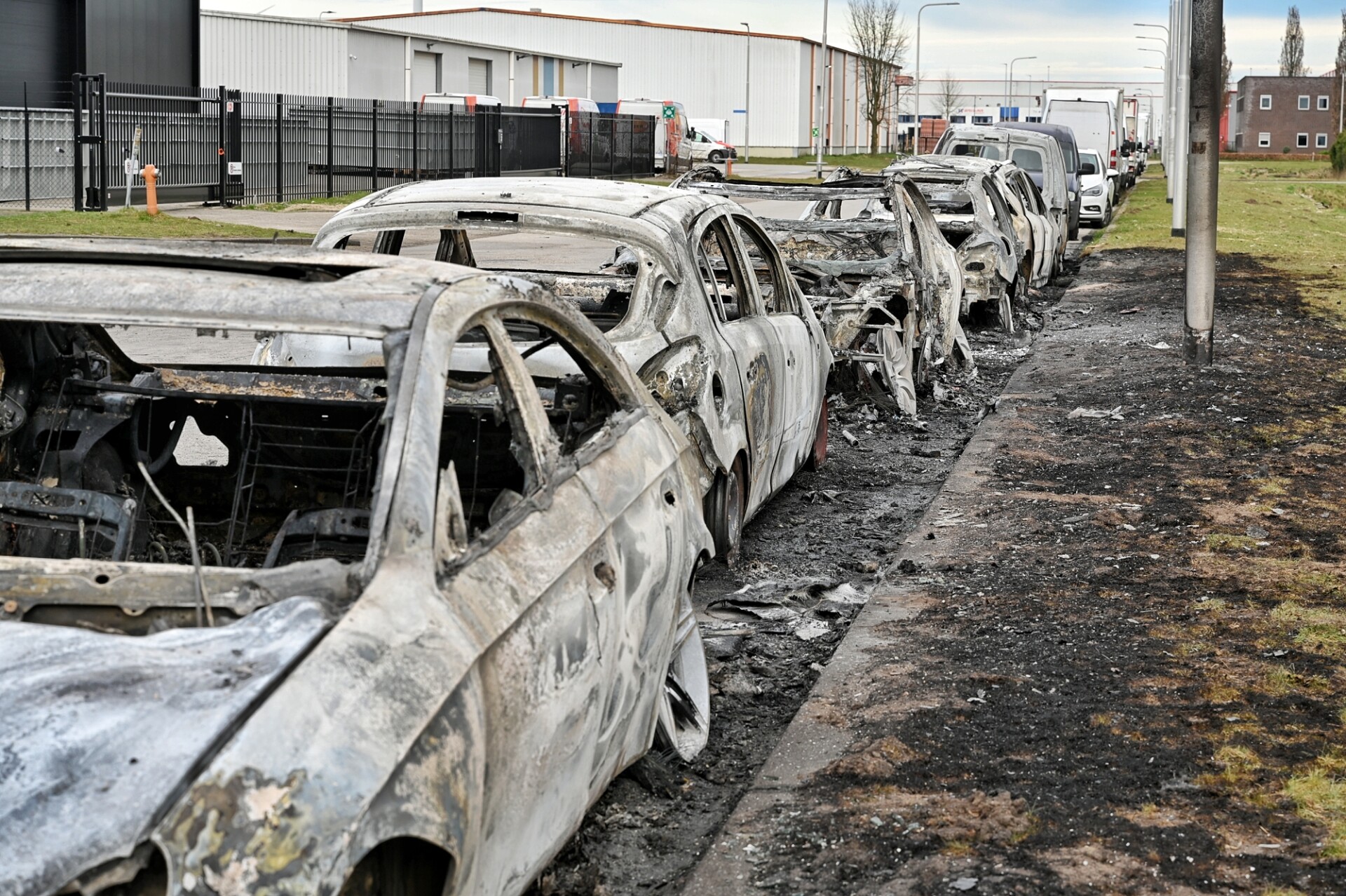 Zes auto’s uitgebrand uit op bedrijventerrein, Cobra 6 gevonden