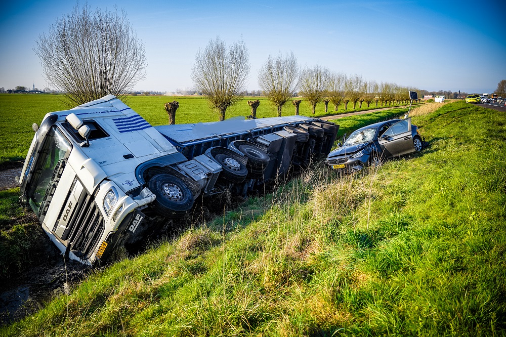 Vrachtwagen in de sloot door ernstig ongeval